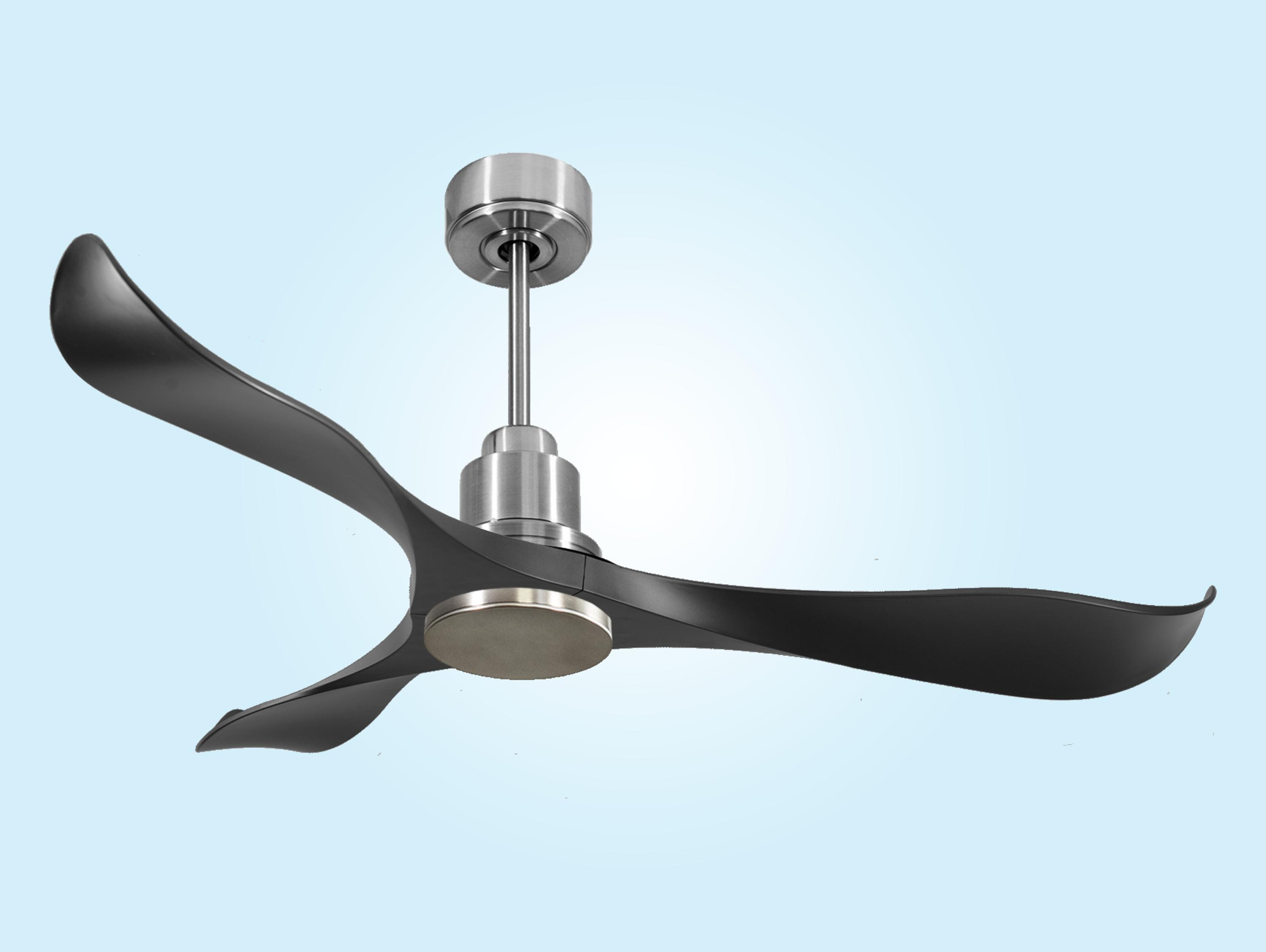 Un ventilador de techo moderno con tres aspas negras curvas y centro plateado.