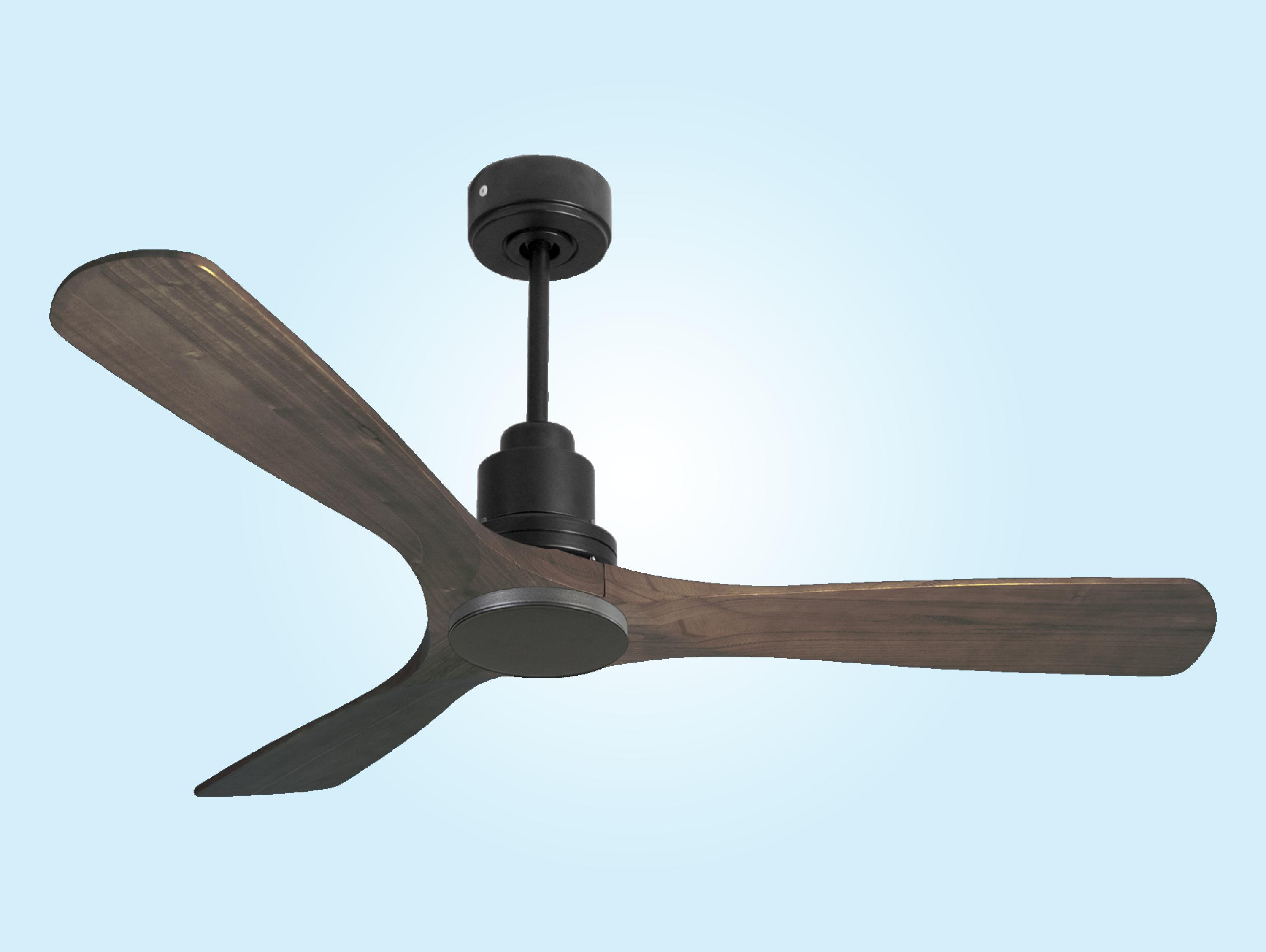 Un ventilador de techo oscuro con tres aspas de madera sobre fondo azul claro.