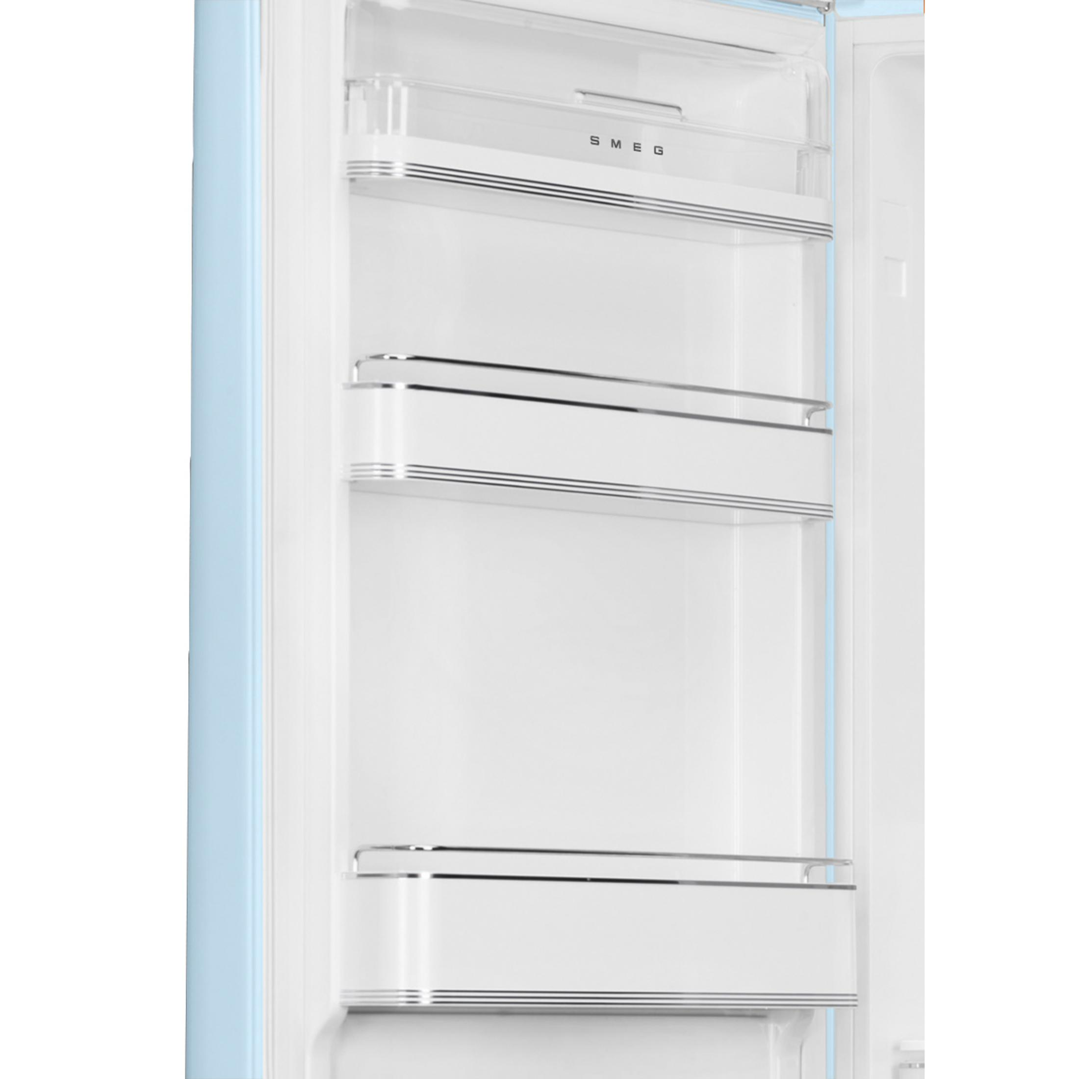 Interior de refrigerador Smeg azul claro con tres estantes y detalles plateados.