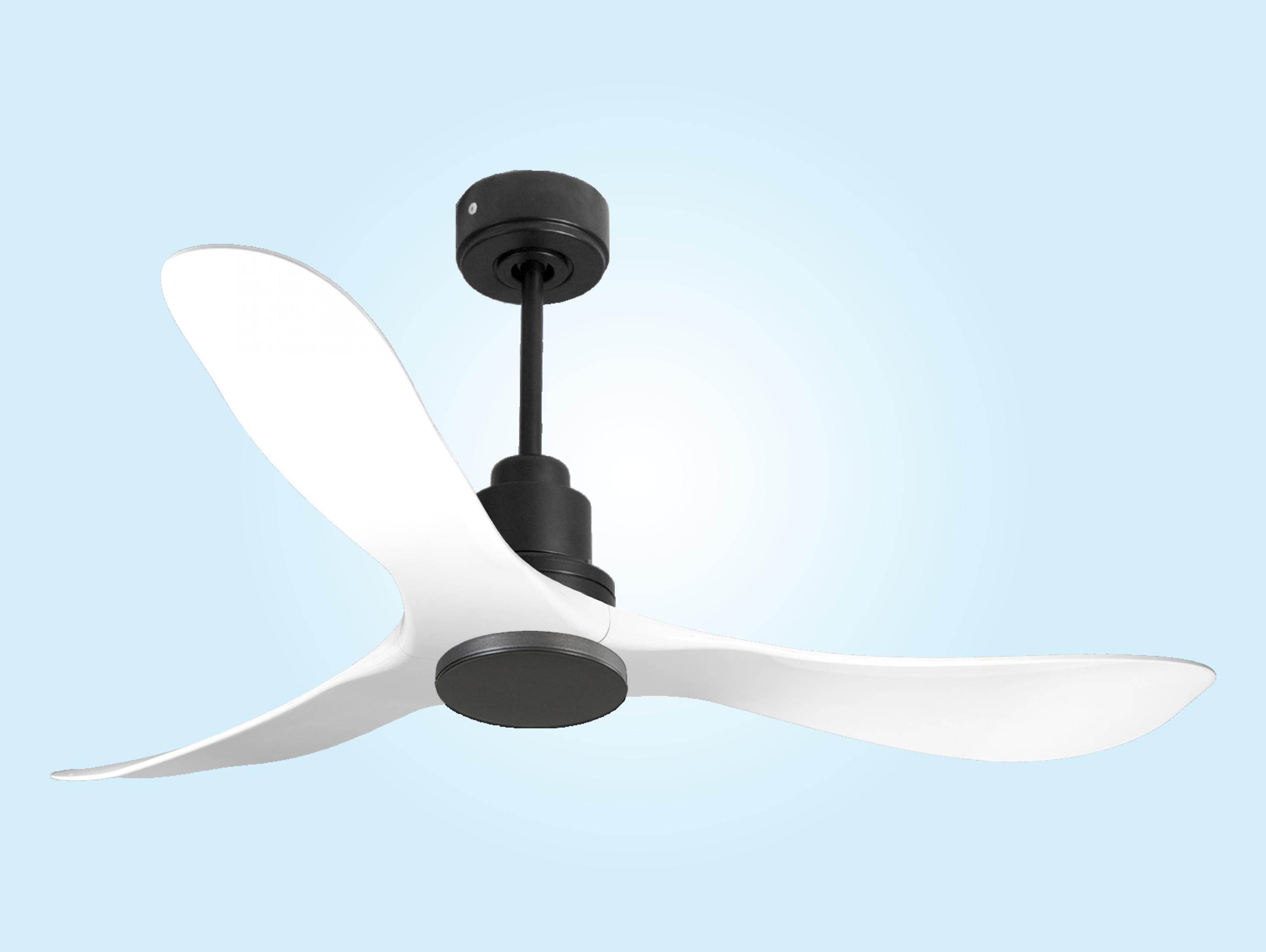 Un ventilador de techo moderno con tres aspas blancas y cuerpo central negro.
