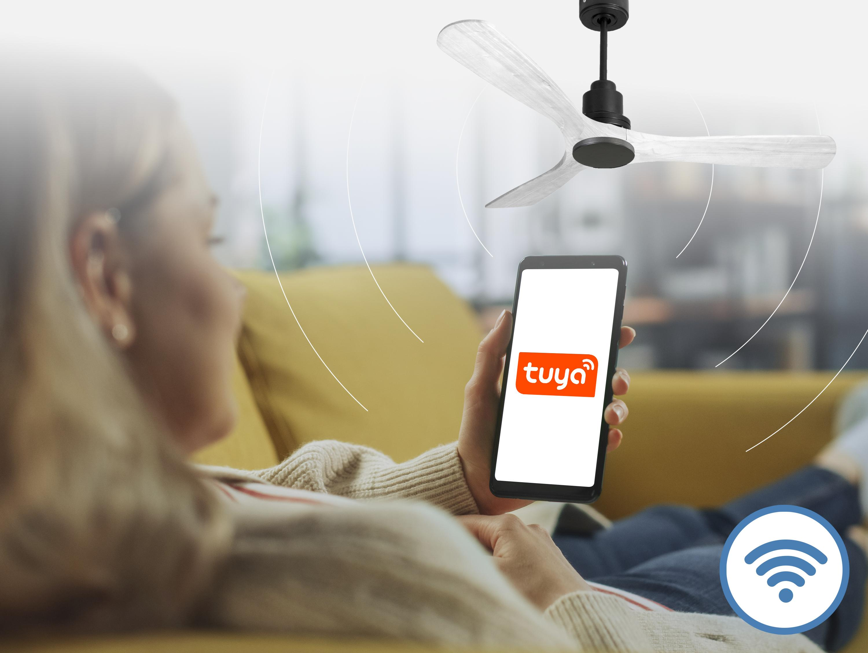 Mujer en sofá con smartphone controlando una app de ventilador.