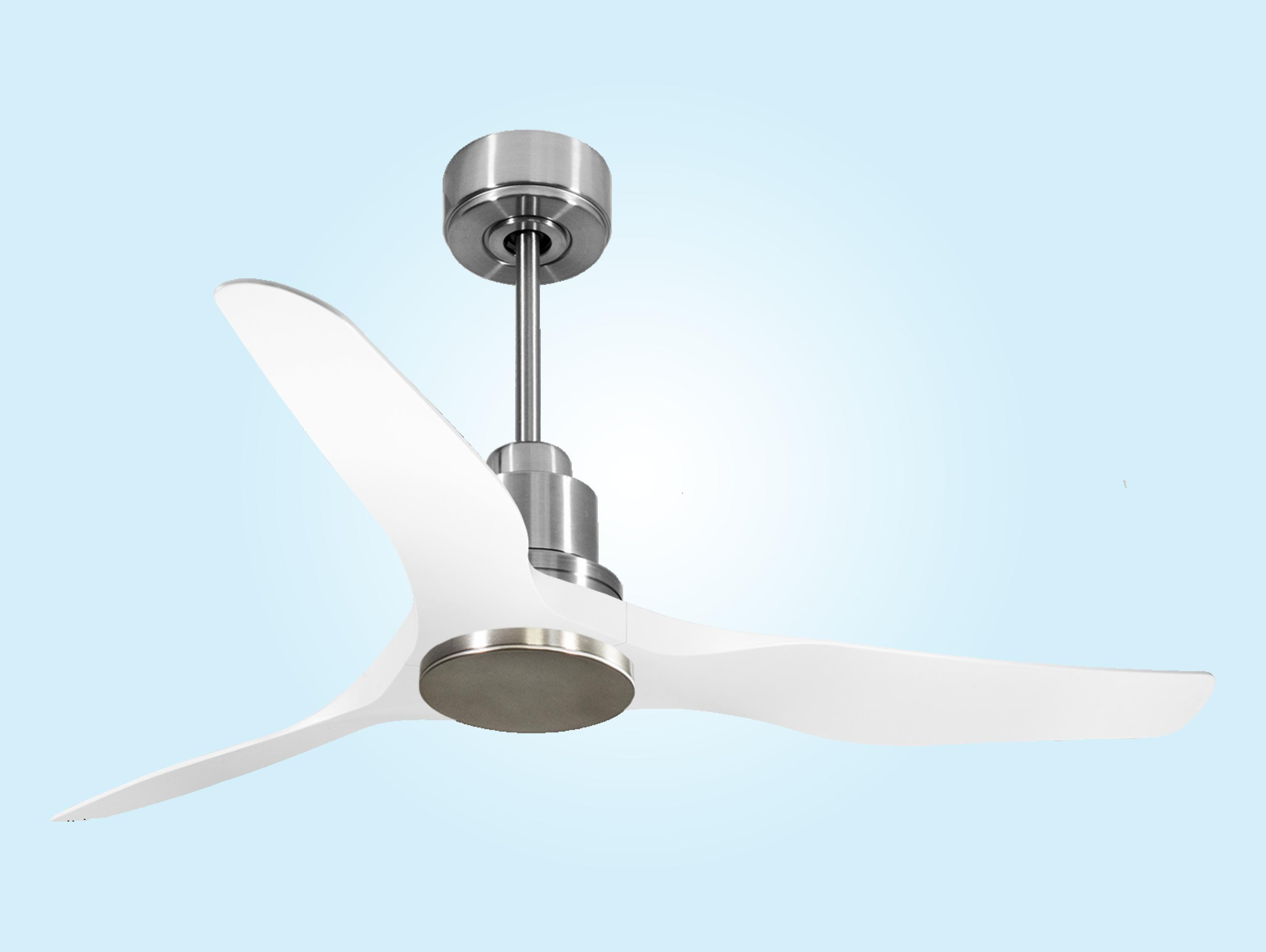 Ventilador de techo moderno con tres aspas blancas y carcasa metálica.