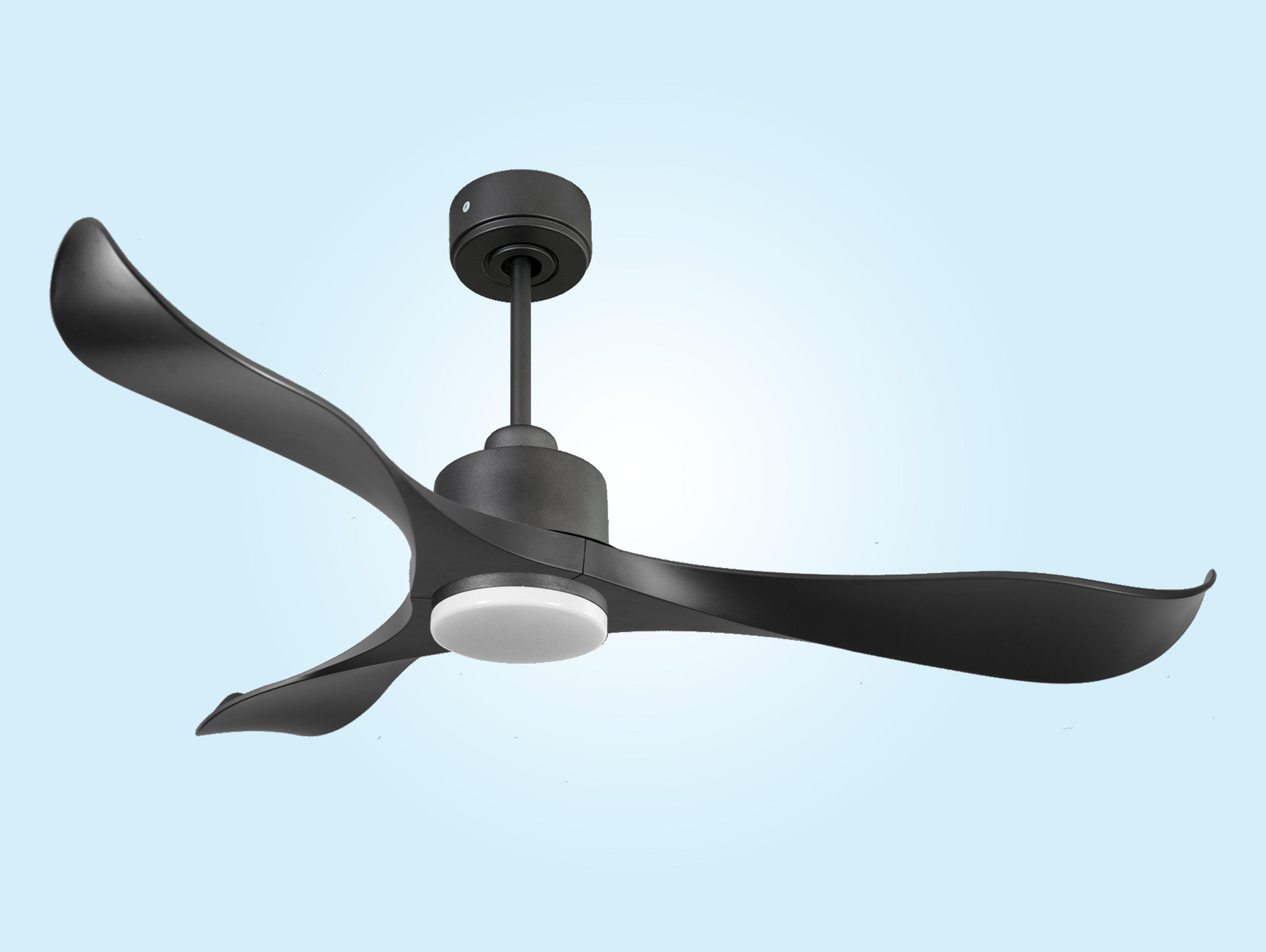Un ventilador de techo negro con tres aspas curvas y una luz integrada.