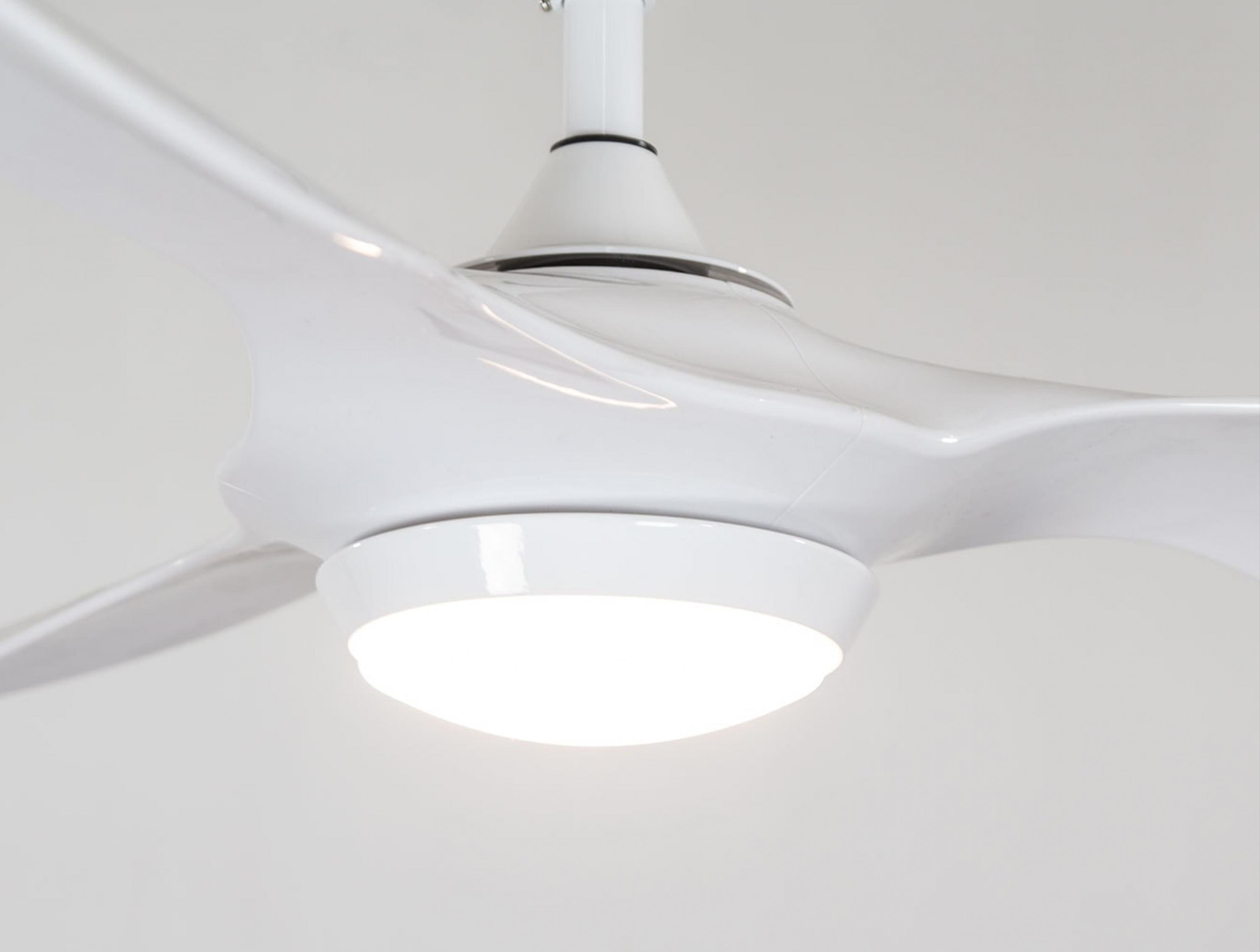 Un ventilador de techo blanco moderno con una luz central iluminada.