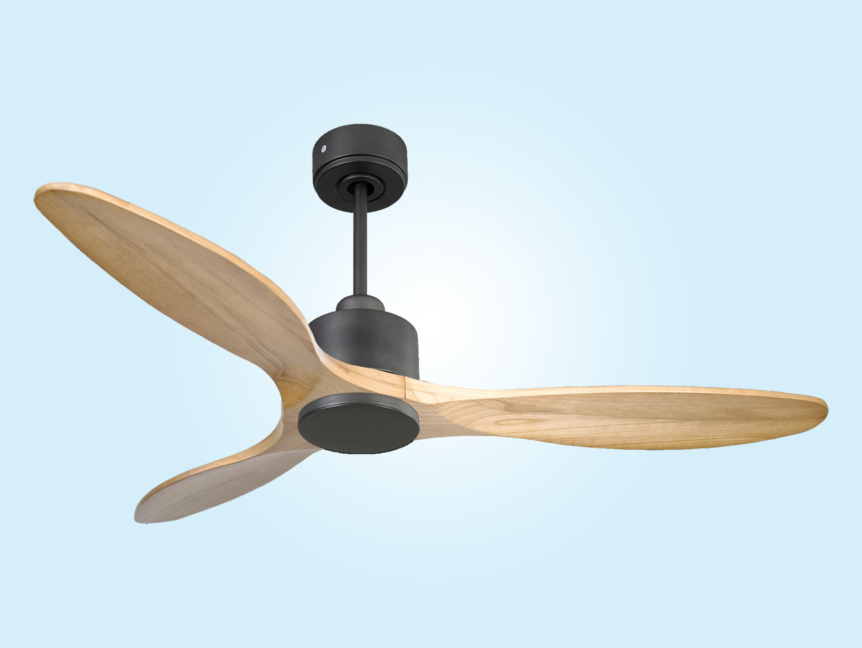 Un ventilador de techo de tres aspas con aspas de madera y carcasa negra.