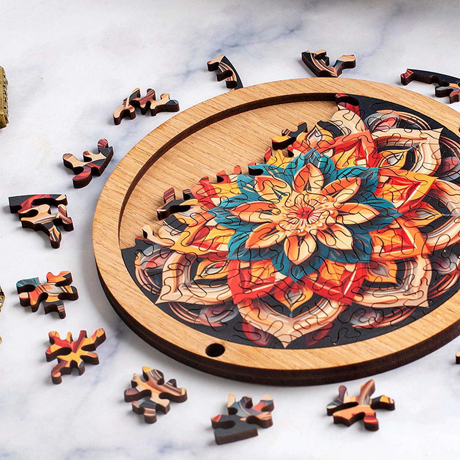 Puzzle in legno colorato con motivo floreale, parzialmente assemblato su un piatto rotondo.
