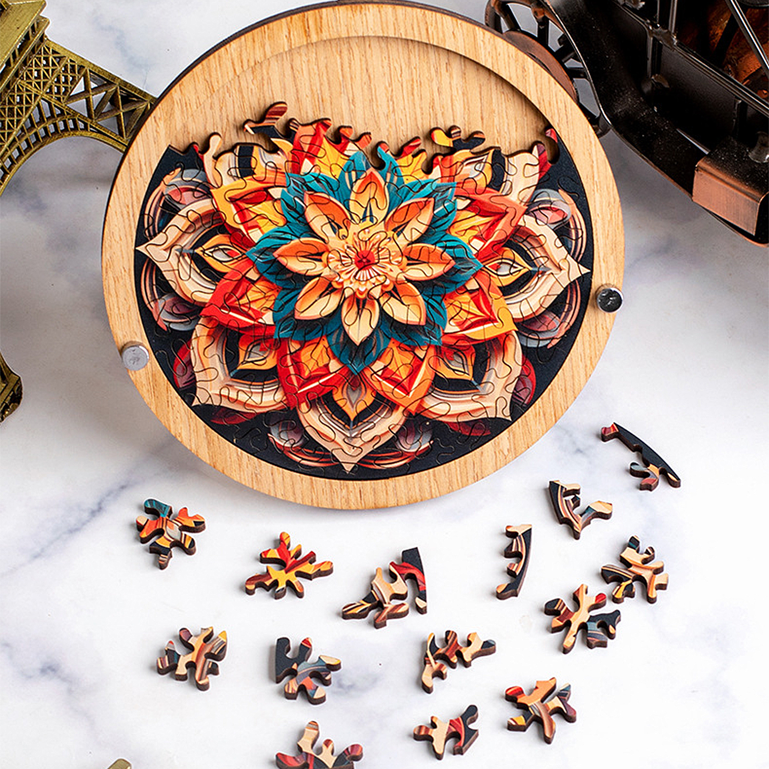 Un puzzle di legno a mandala colorato con pezzi sparsi in primo piano.