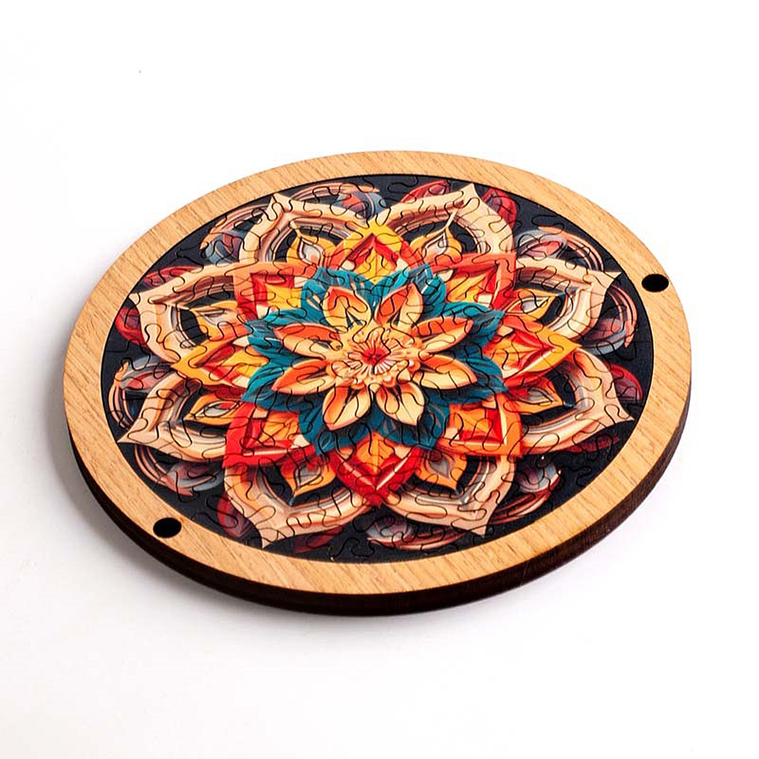 Un puzzle circolare in legno con un motivo mandala colorato. Due piccoli fori sul bordo.