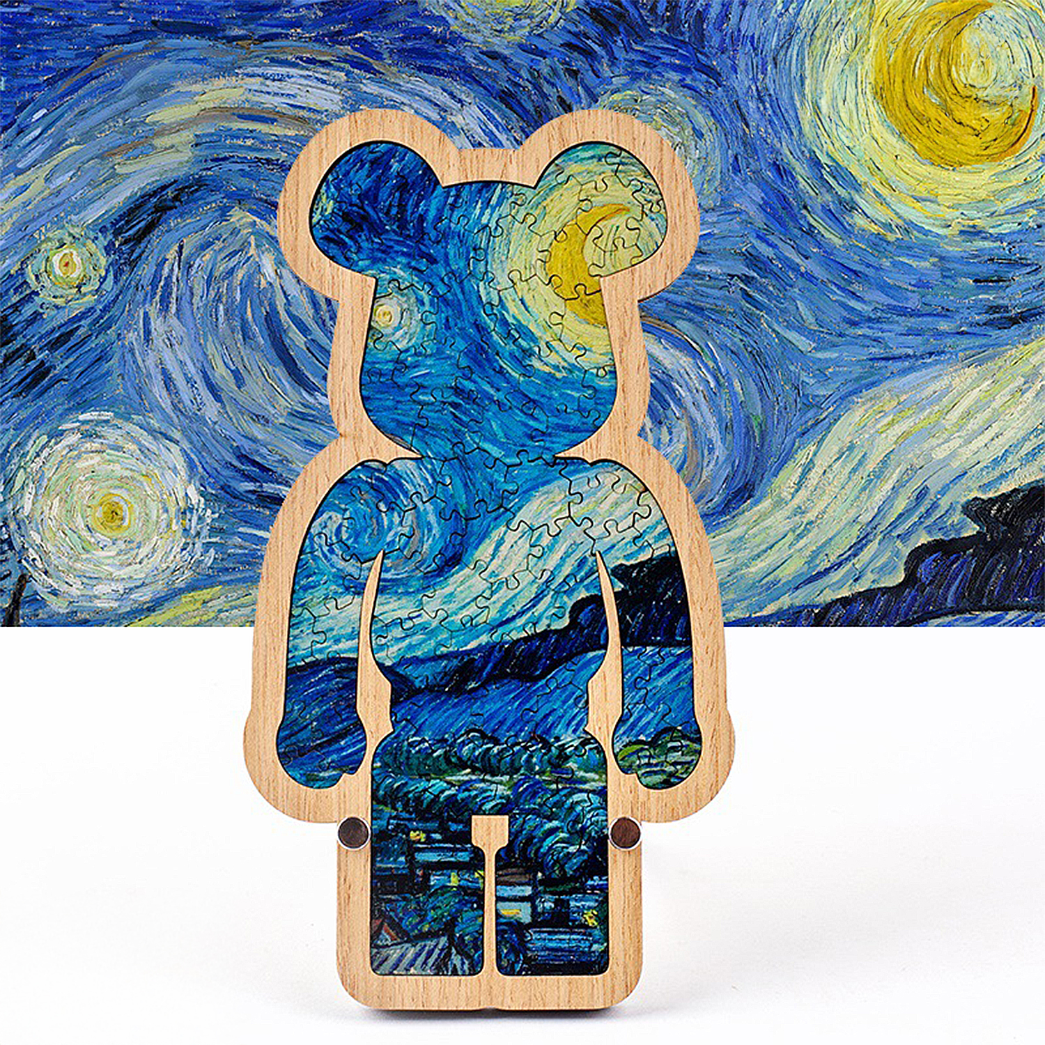 Figura in legno a forma di orso riempita con puzzle Notte Stellata.