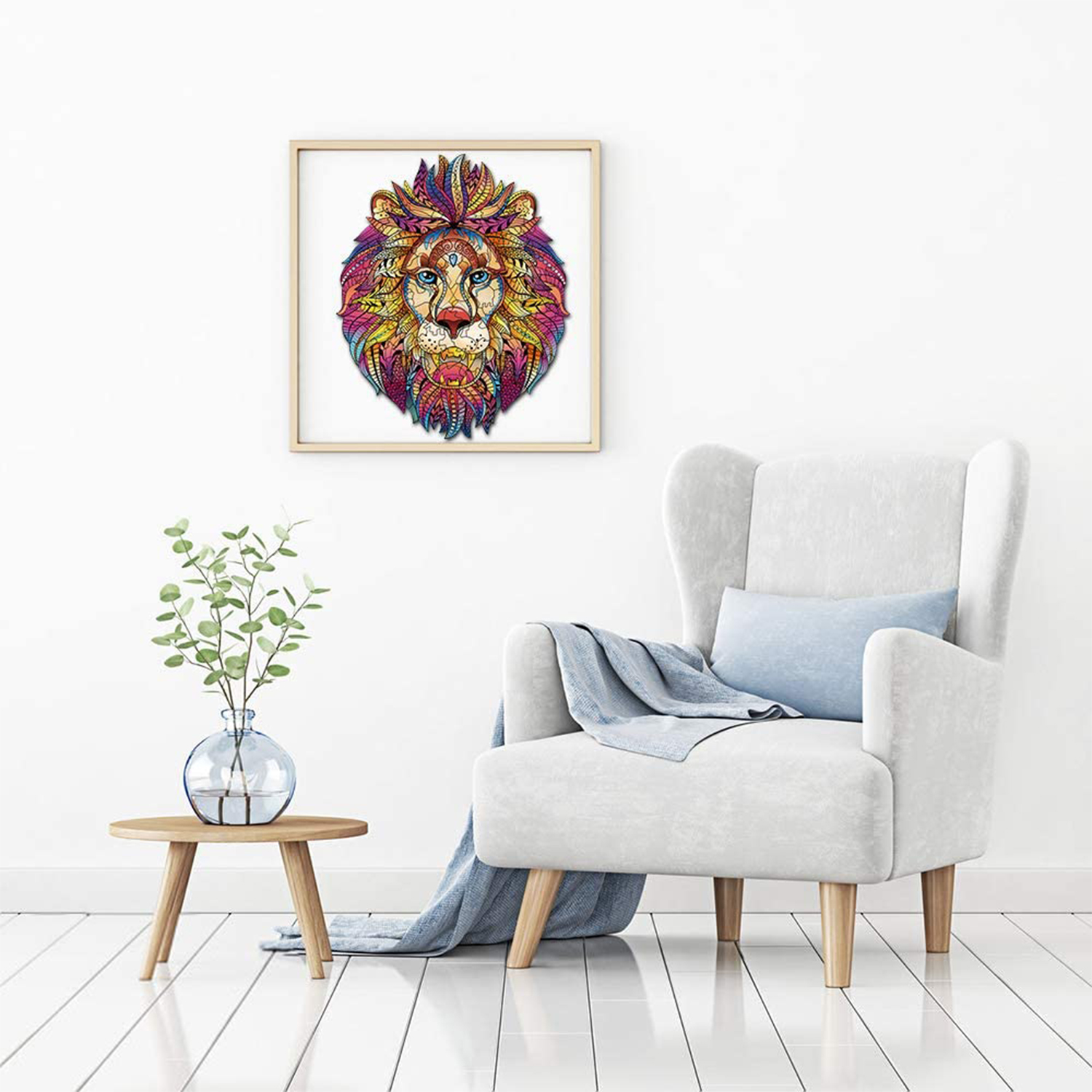 Un puzzle colorato di leone appeso al muro sopra una poltrona.