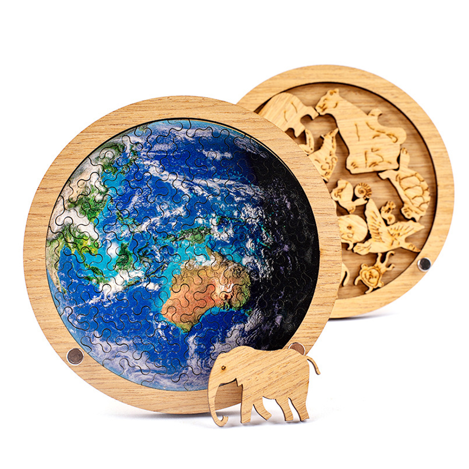 Puzzle in legno con Terra e forme di animali. Un elefante davanti.