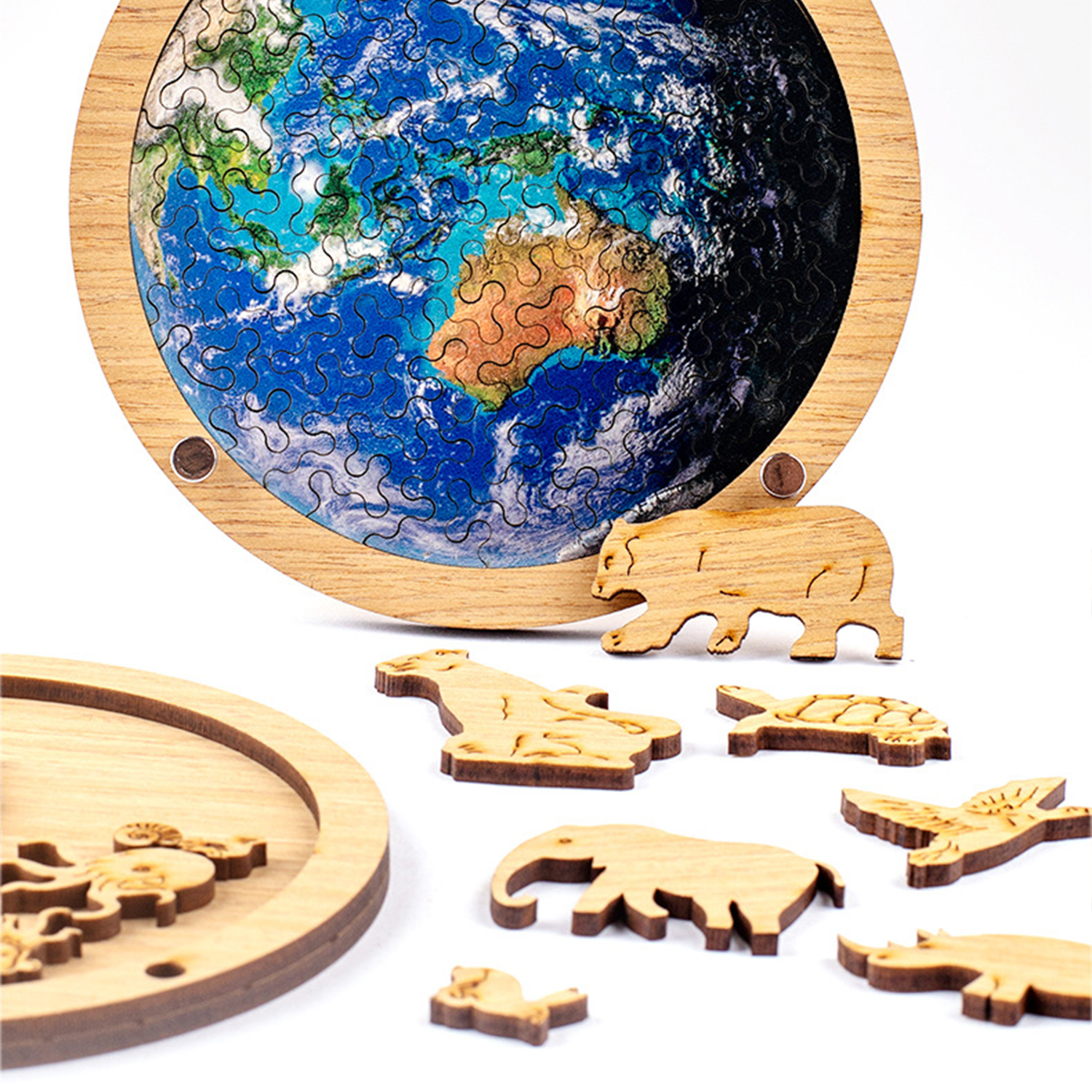 Puzzle in legno della Terra con pezzi di animali: orso, elefante, tartaruga, uccello, rinoceronte.