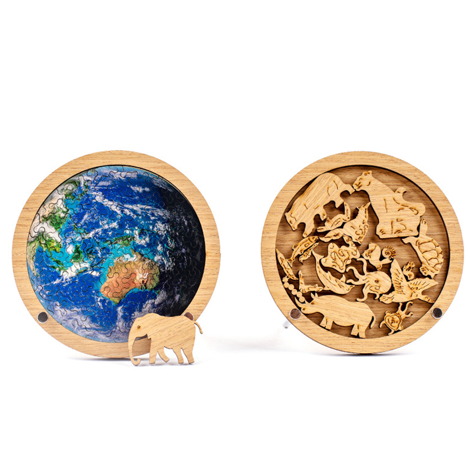 Due puzzle di legno. Uno mostra la Terra dallo spazio, l'altro animali di legno.