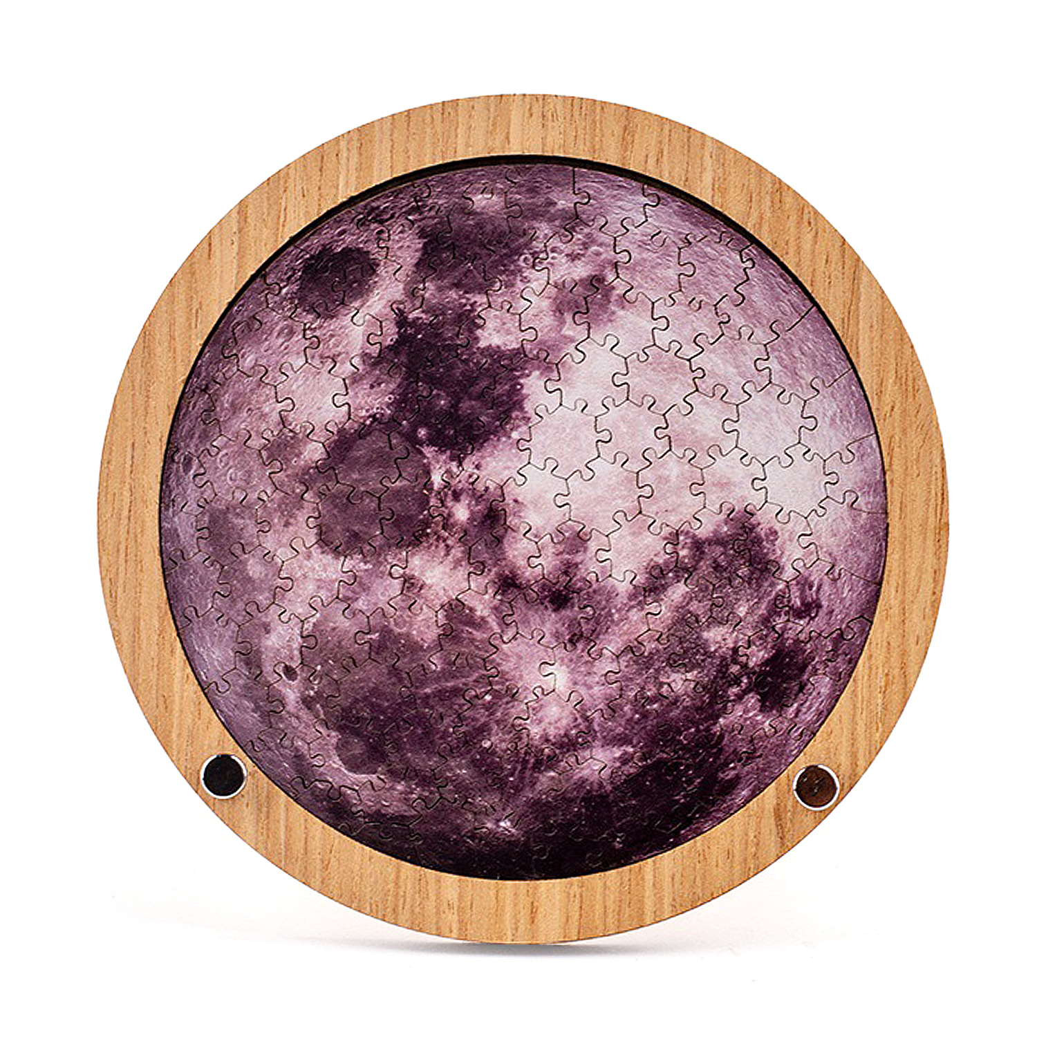 Puzzle rotondo in legno con immagine di luna viola e pezzi visibili.