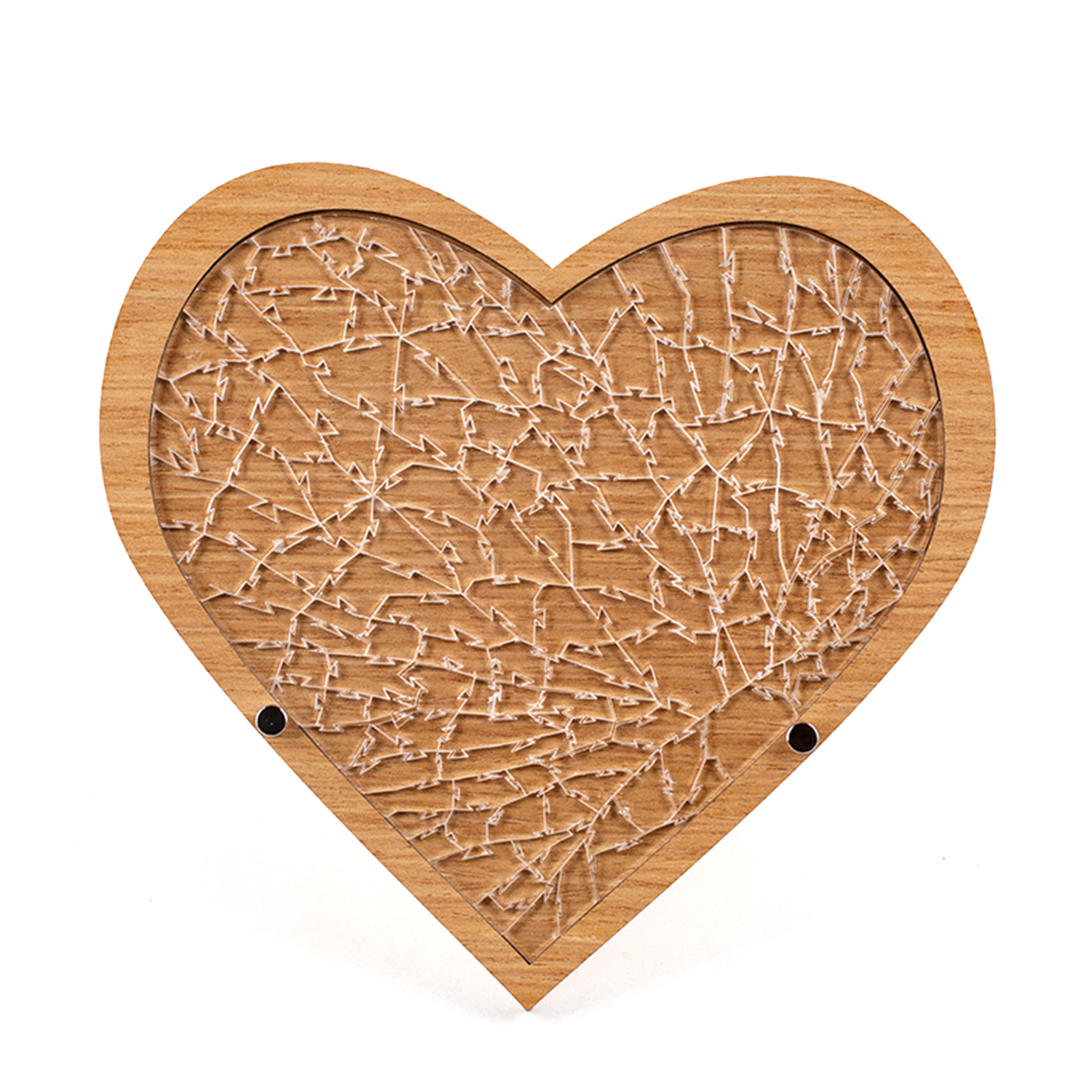 Un puzzle a forma di cuore in legno con un complesso motivo bianco su legno marrone.
