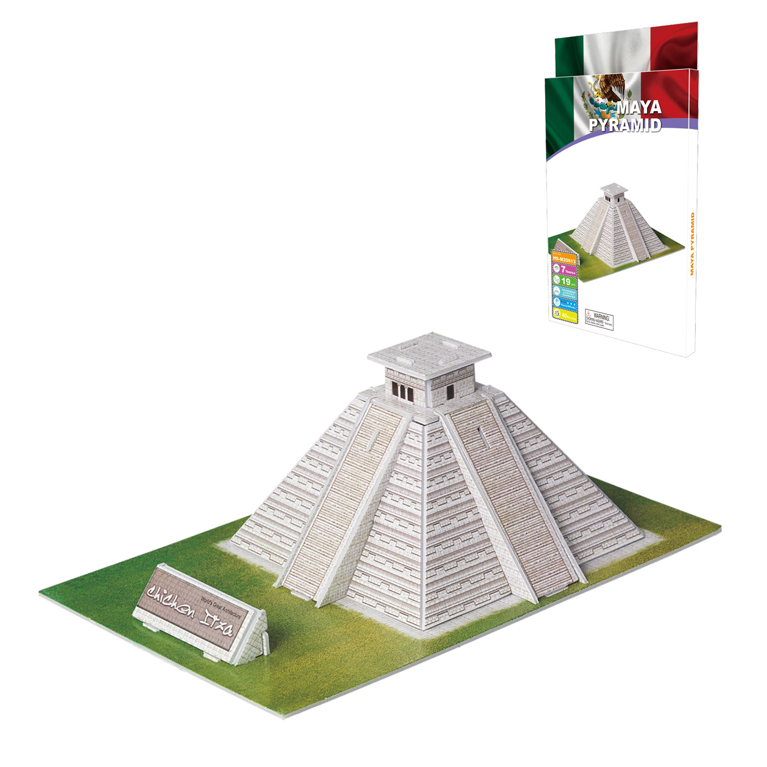 Un modello della piramide Maya di Chichen Itza su una base verde.
