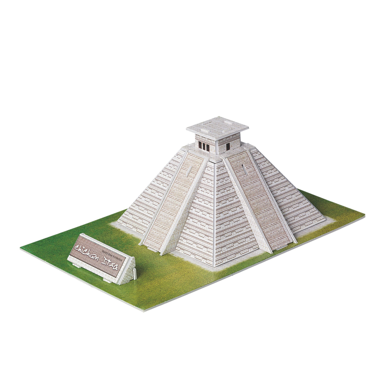Un modello della piramide di Chichen Itza su una base verde con un cartello.