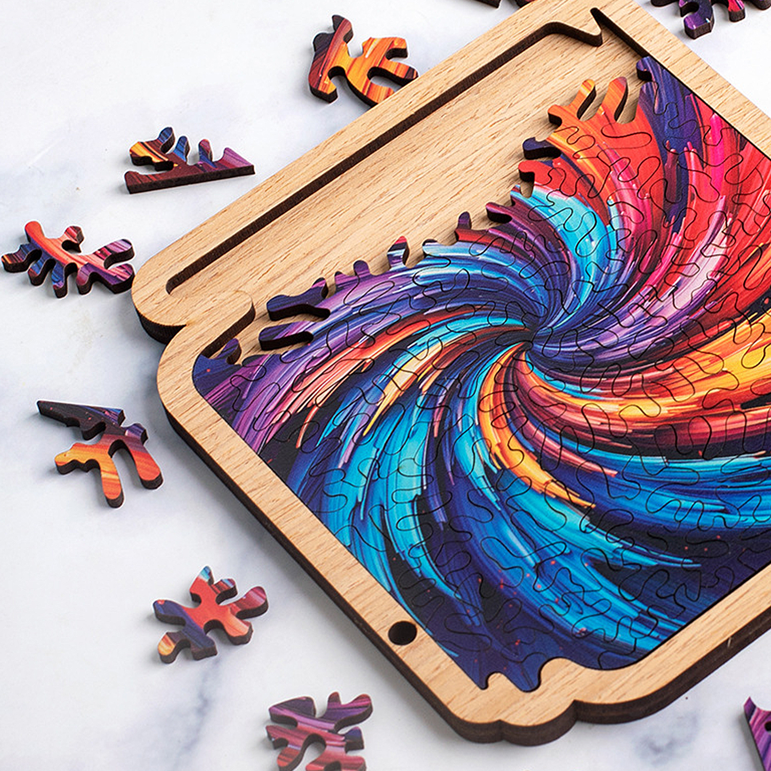 Puzzle in legno con pezzi a vortice colorato, alcuni sciolti, altri nel telaio.