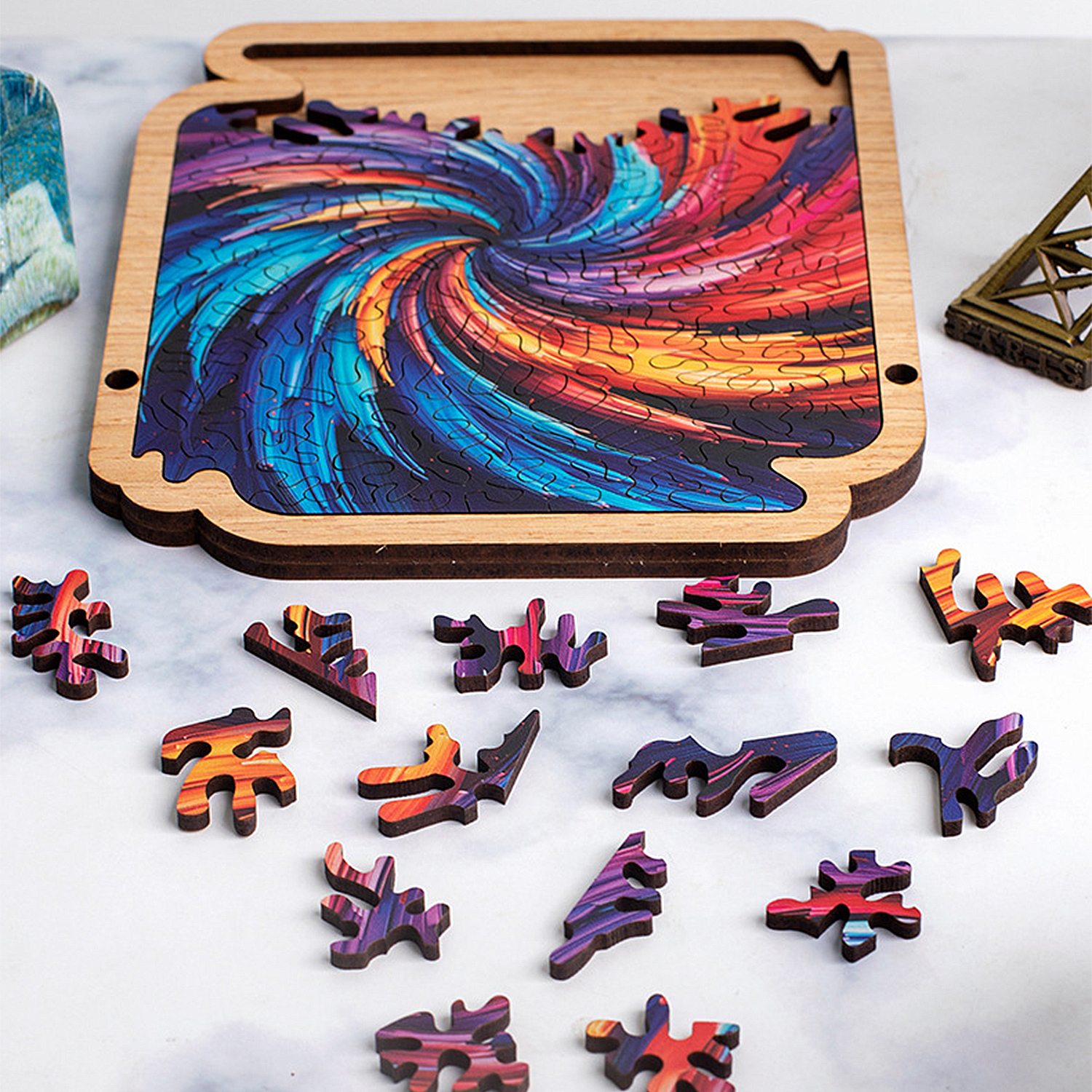 Un puzzle di legno con colori vorticosi in una cornice di legno, pezzi sparsi.