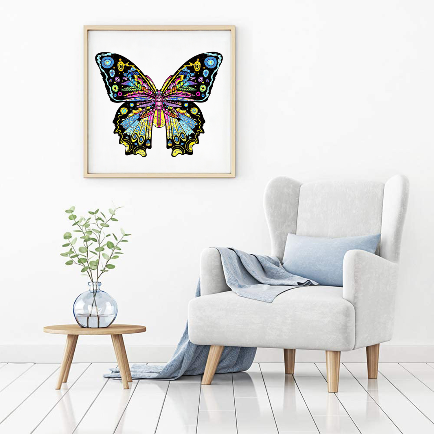 Un puzzle colorato a farfalla appeso incorniciato su una parete bianca sopra una poltrona.