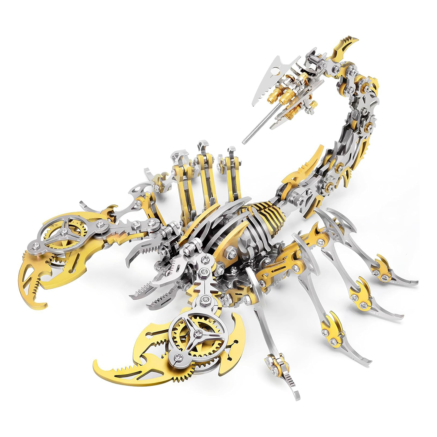 Un modello di scorpione metallico con accenti dorati e argentati su sfondo bianco.