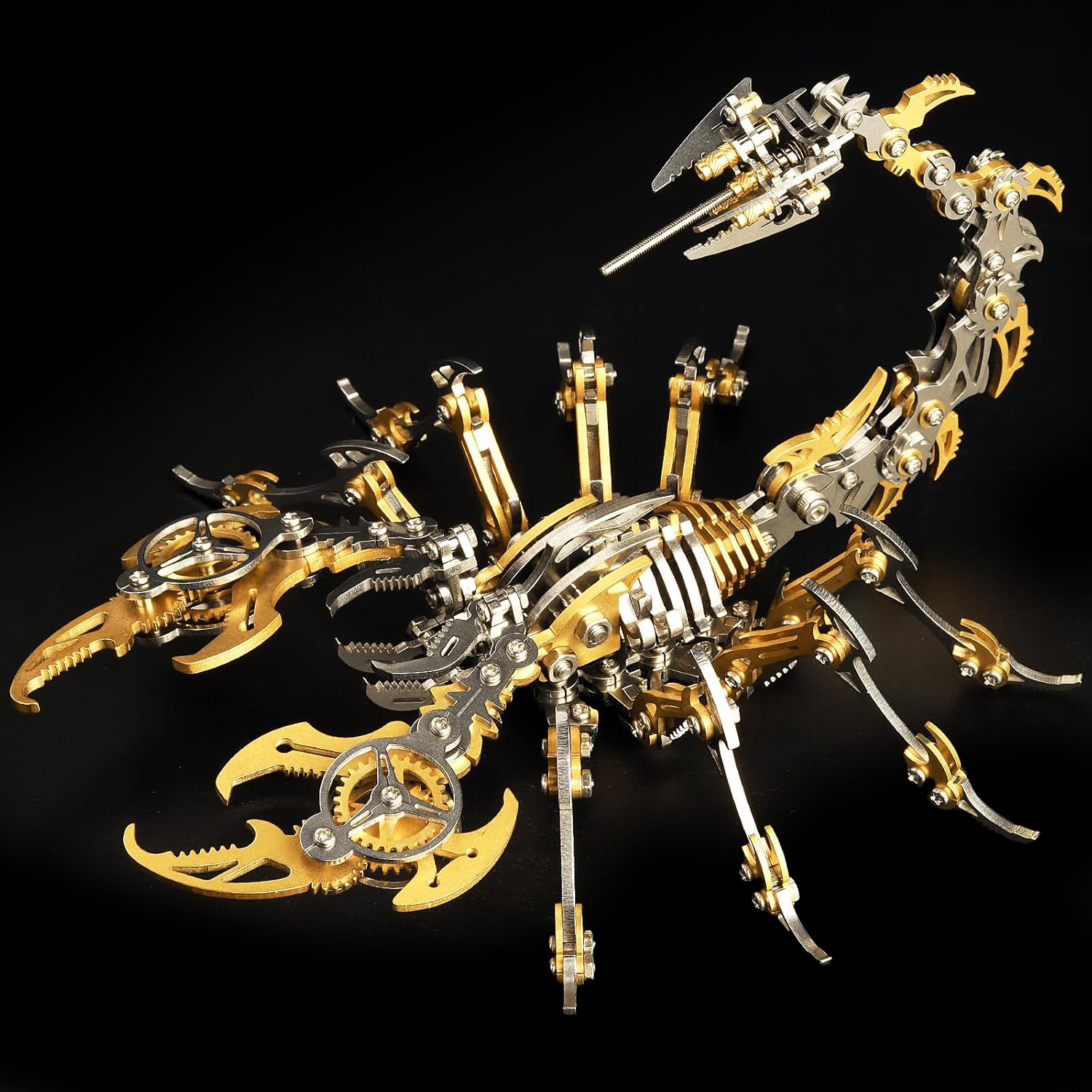 Un modello di scorpione metallico in oro e argento, con arti e coda dettagliati.