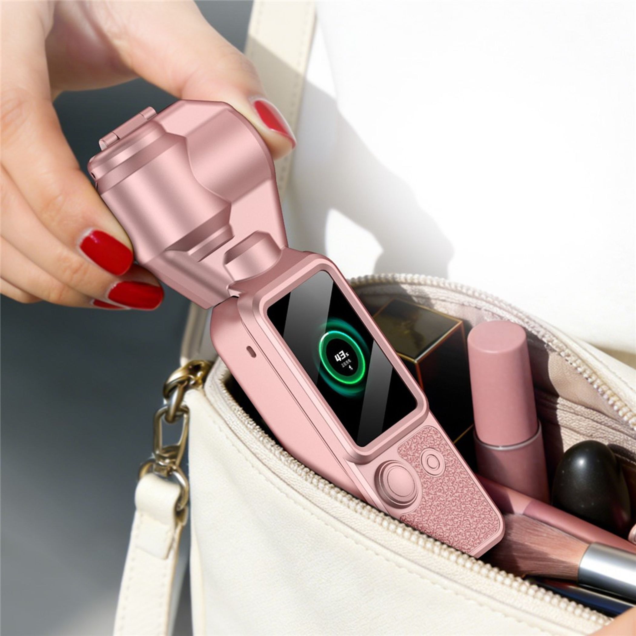 Ein roségoldener Gimbal wird in eine beige Kosmetiktasche mit Kosmetika gelegt.