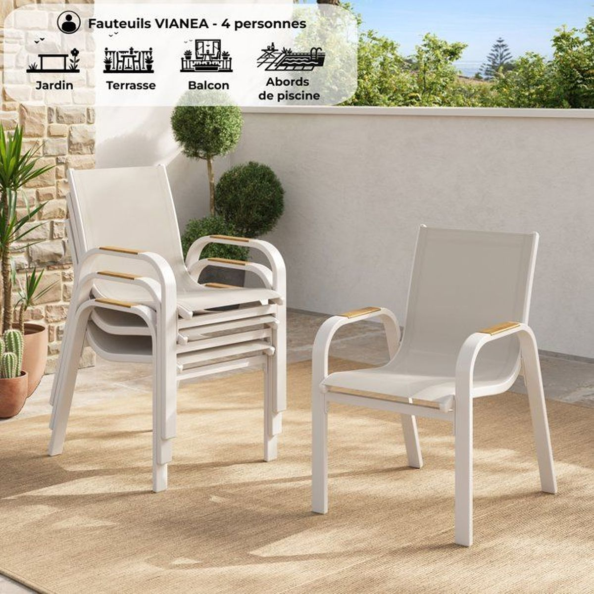 Weiße Stapelstühle mit Holzdetails auf einem Teppich im Freien.