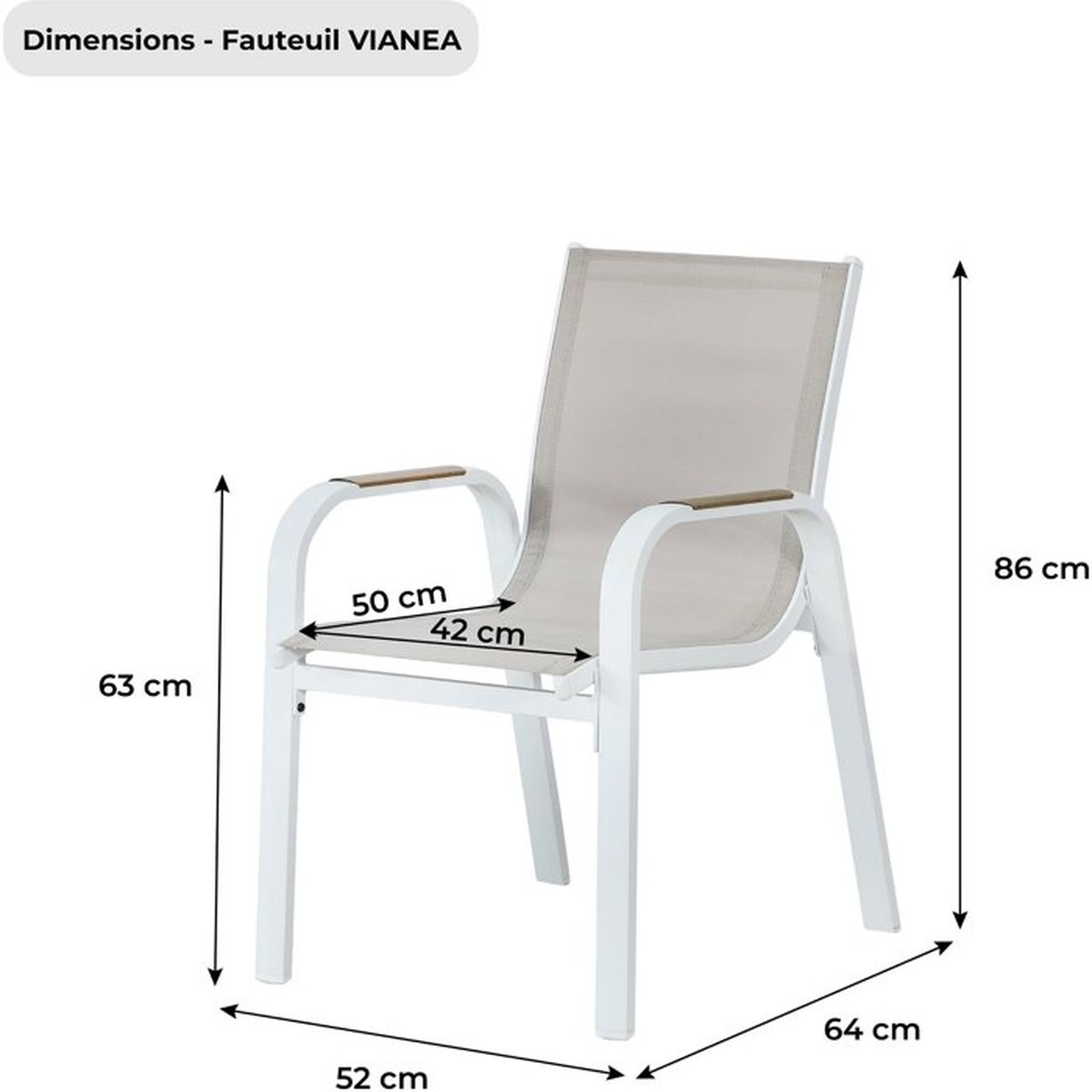 Weißer Sessel mit beige Stoff Sitz und Rücken. Maße gezeigt: H 86cm, B 64cm, T 52cm.