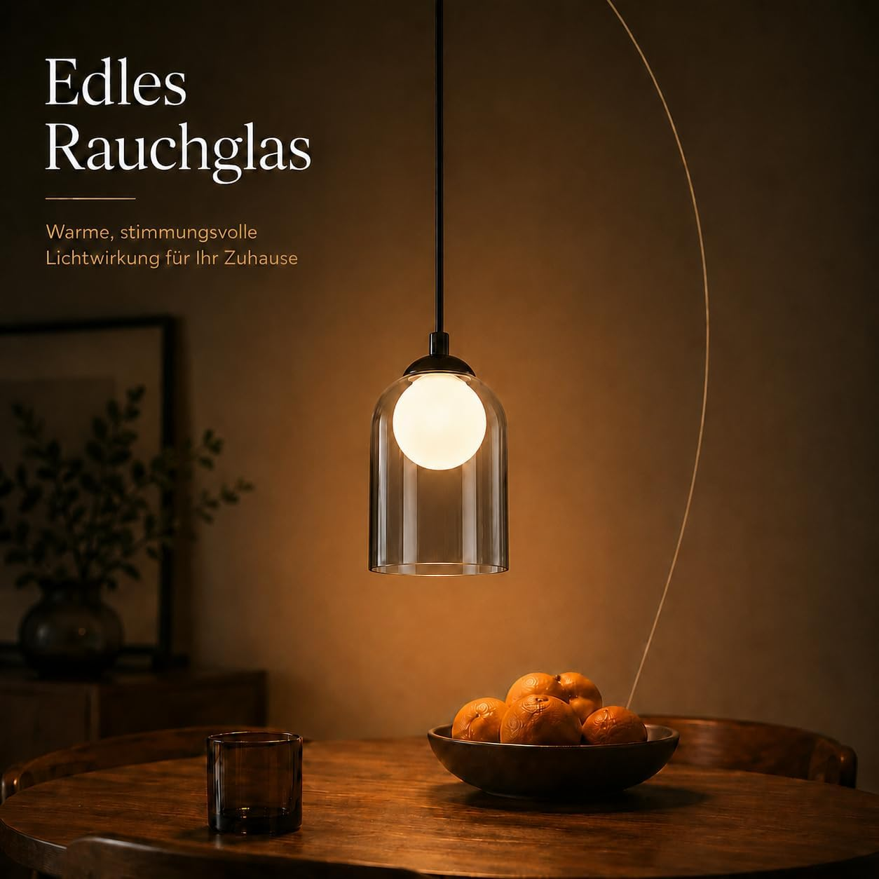 Hängende Lampe mit Glaskolben und runder Glühbirne über einem Holztisch mit Obstschale.