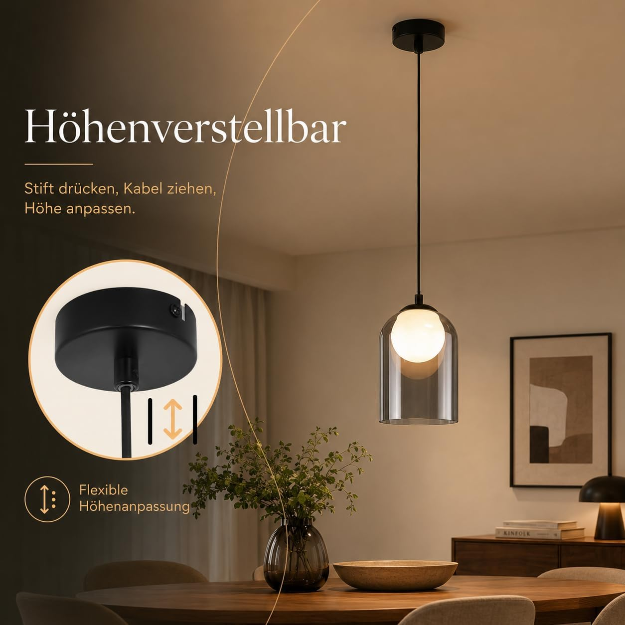 Höhenverstellbare Pendelleuchte über einem Holztisch mit Vase und Kunstwerk.