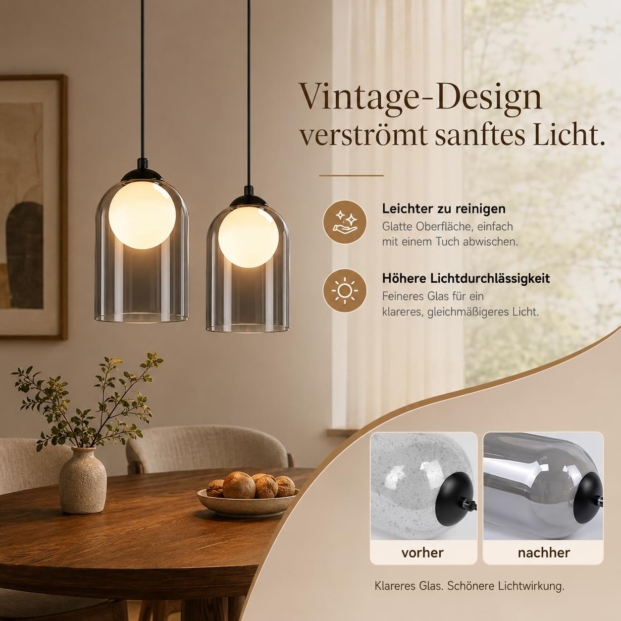 Zwei Vintage-Hängeleuchten mit Glaskolben über einem Holztisch.