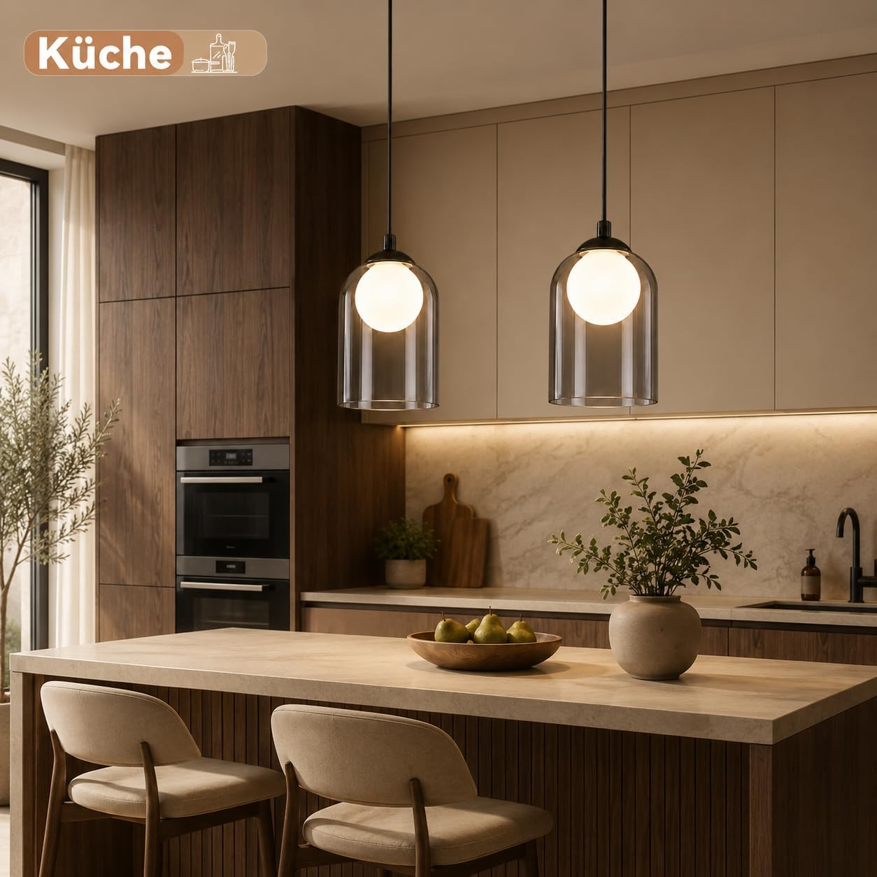 Moderne Küche mit Insel, Barhockern, Hängeleuchten und Einbaugeräten.
