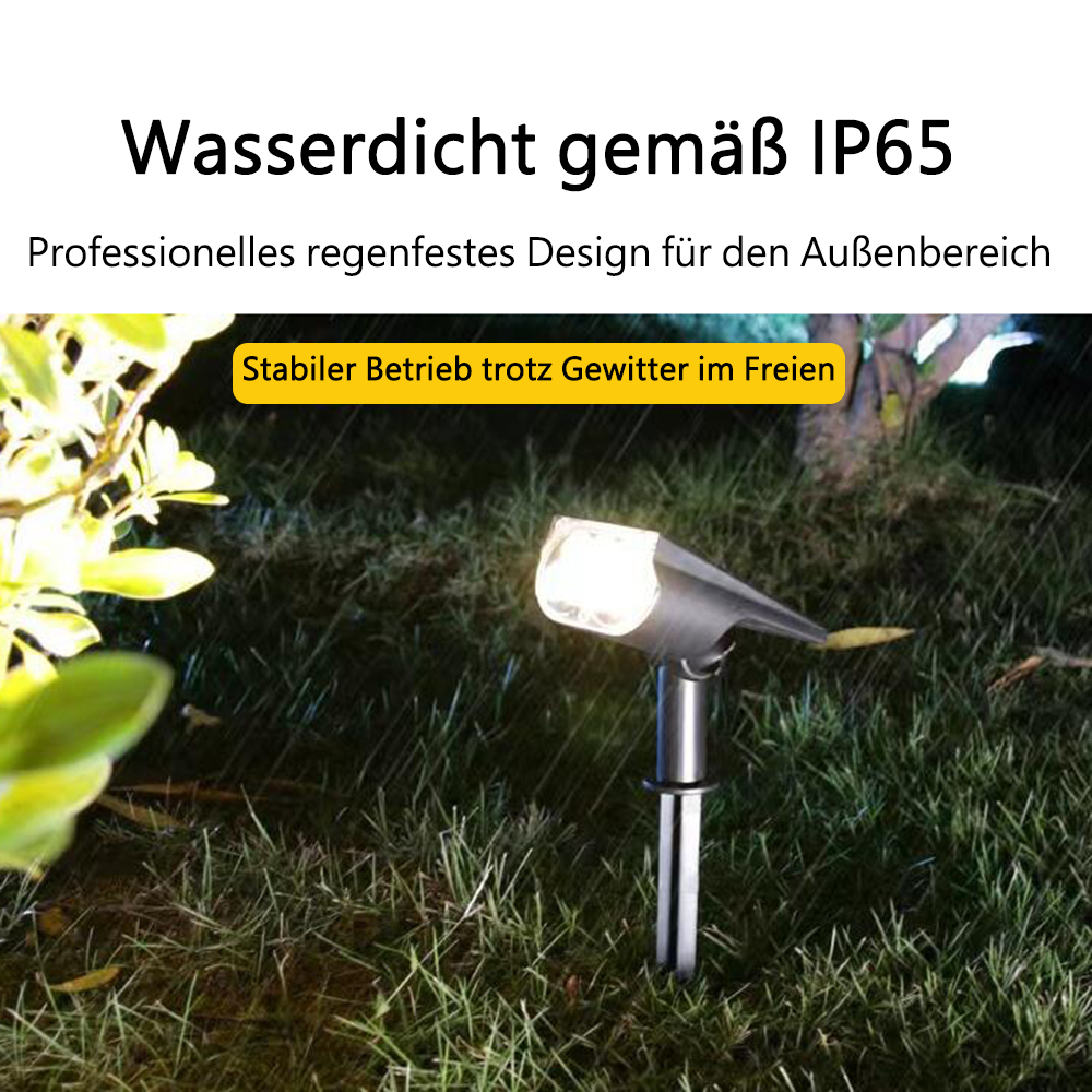 Eine Solarleuchte leuchtet im Regen auf einem Rasen. Wasserdicht nach IP65.