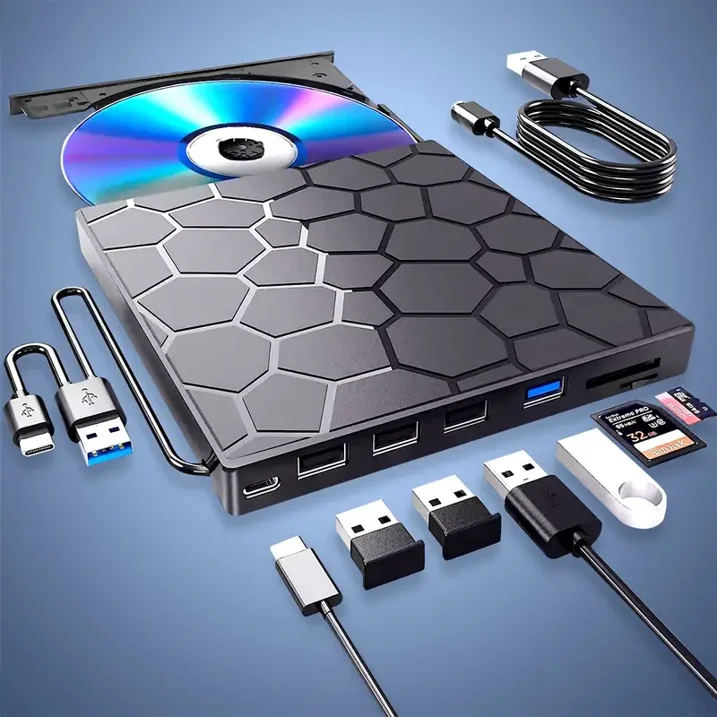 Ein schwarzer USB-C-Hub mit CD-Laufwerk, SD-Karten, USB-Sticks und Kabeln.