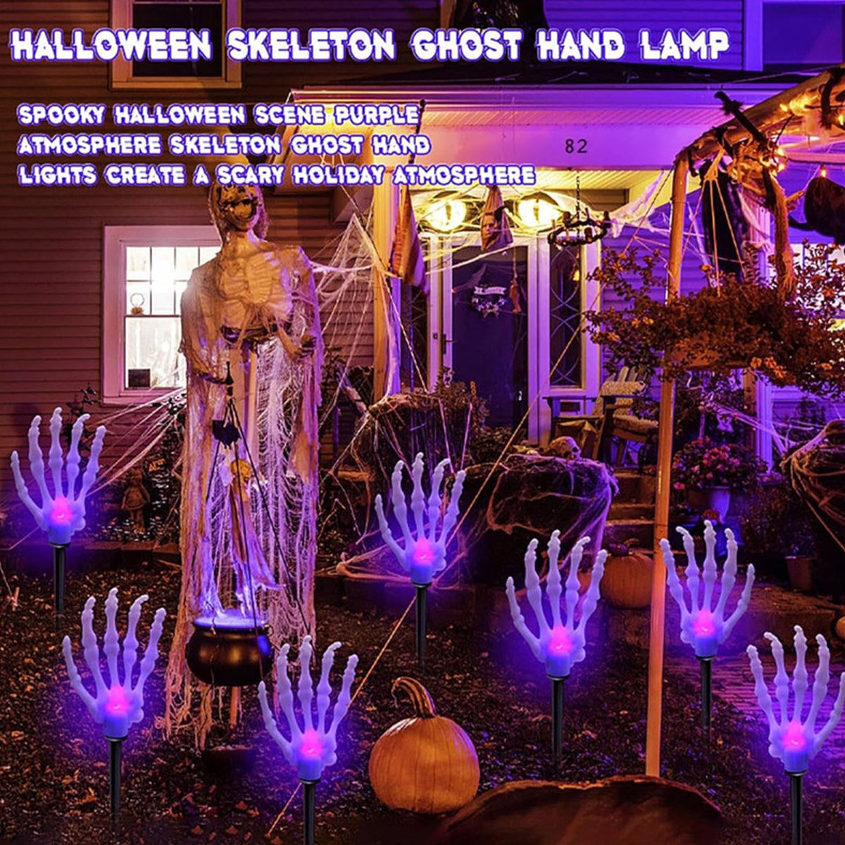 Gruselige Halloween-Dekoration mit Skelett, Spinnweben, Kürbissen und leuchtenden Händen.
