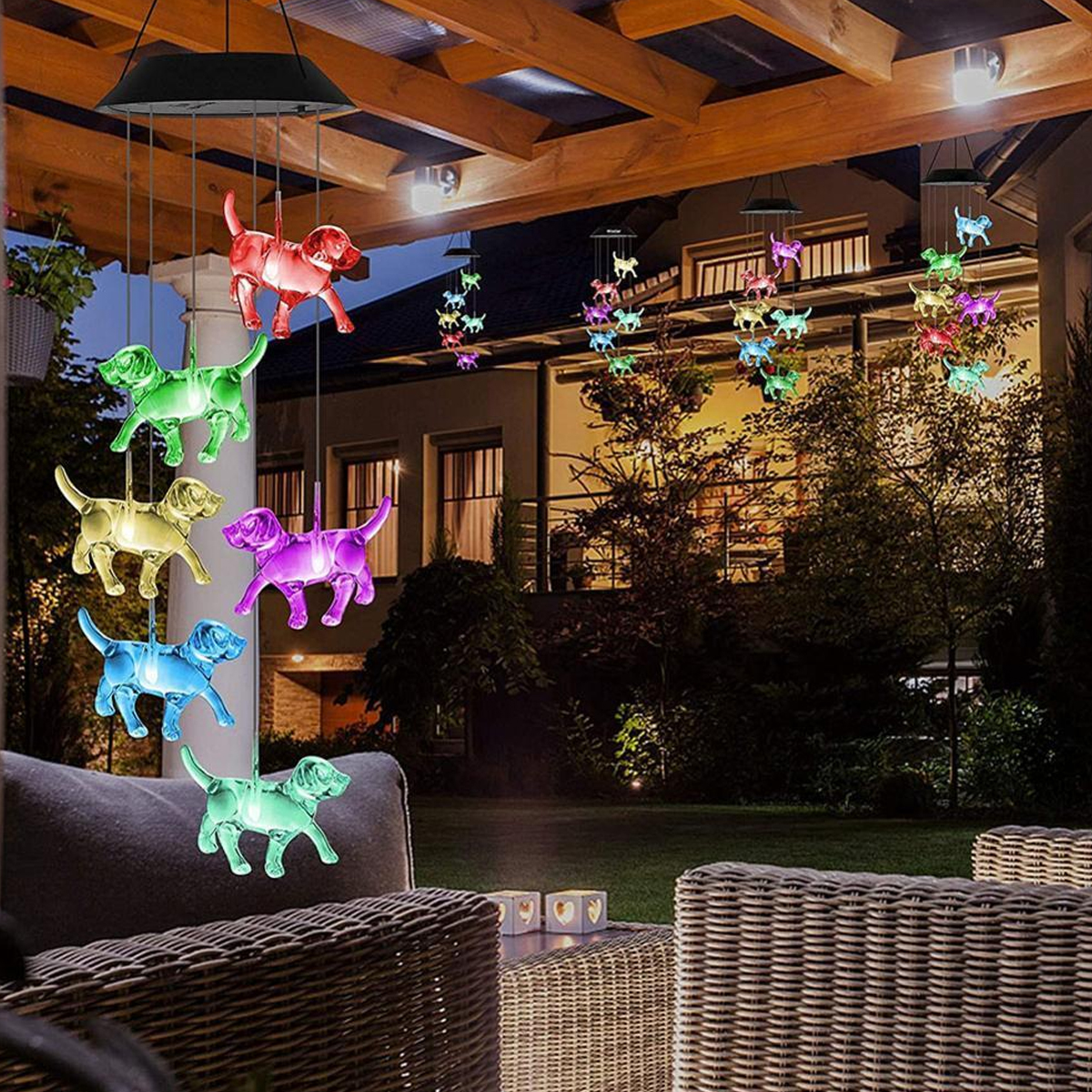 Bunte Hundelampen hängen an einer Veranda, beleuchten die Nacht.