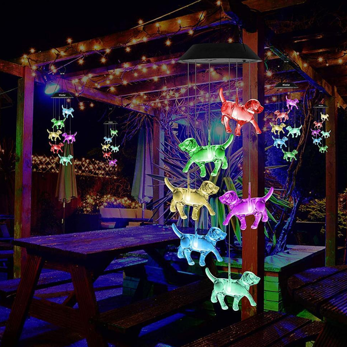 Bunte hundeförmige Solarlampen hängen nachts von einer Holzpergola.