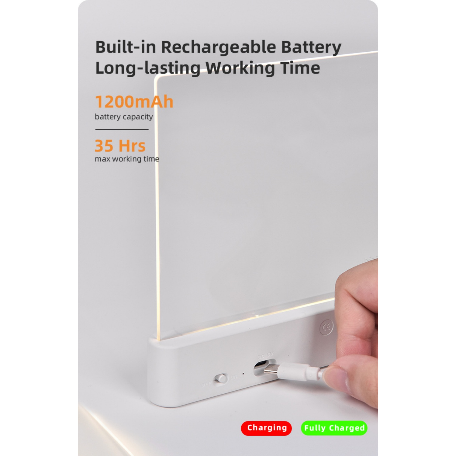Ein weißes Gerät mit einem USB-Kabel wird aufgeladen. Text erwähnt 1200mAh und 35 Std.