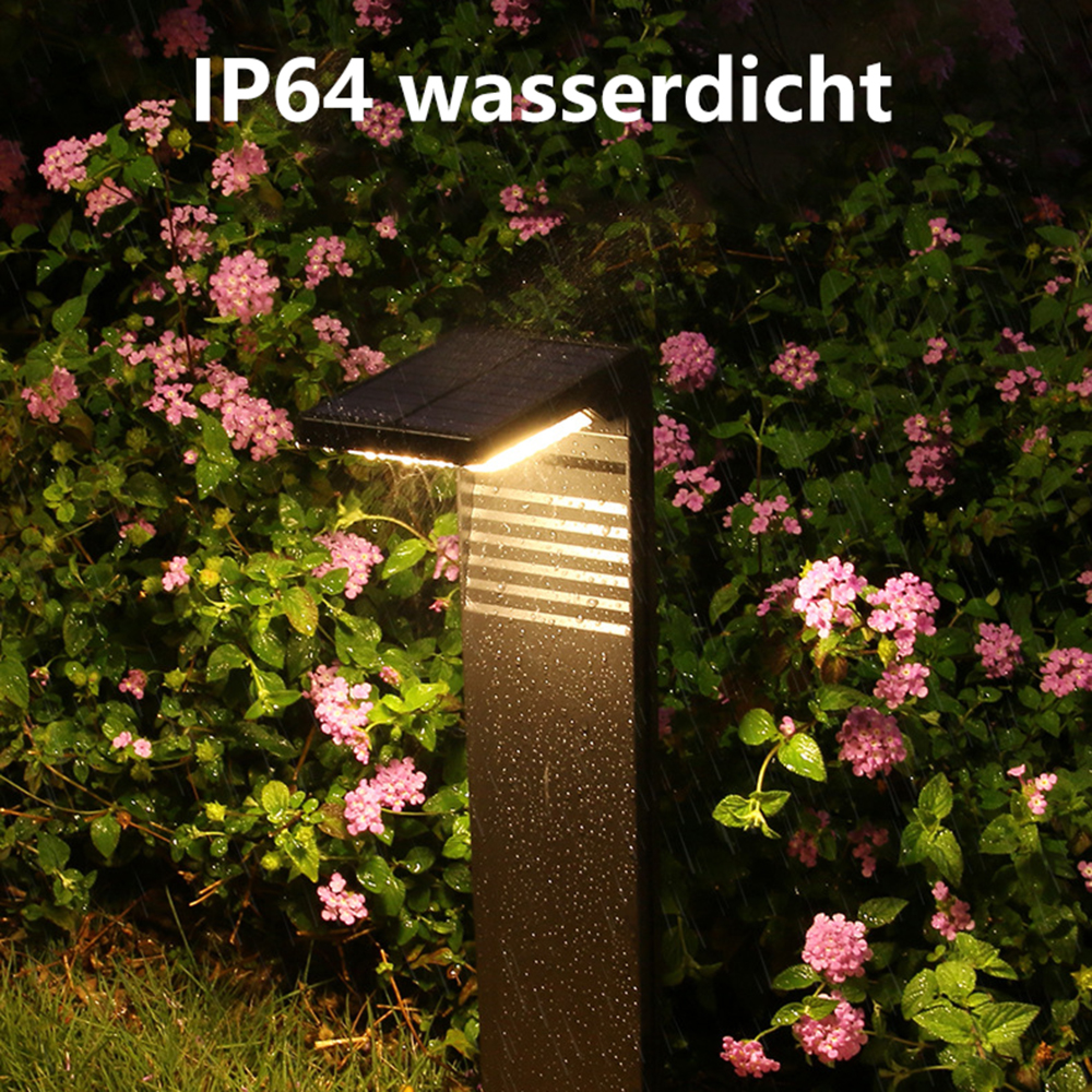 Eine dunkle Lampe mit Solarpanel im Regen, umgeben von rosa Blumen.