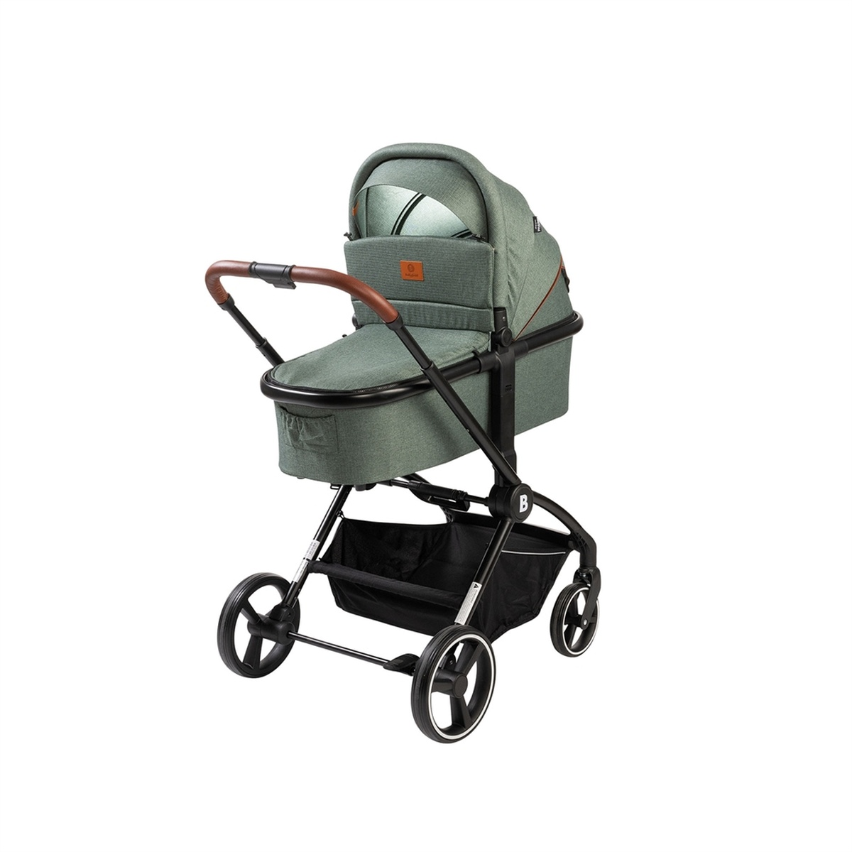 Ein grüner Kinderwagen mit braunem Griff und schwarzem Aufbewahrungskorb.