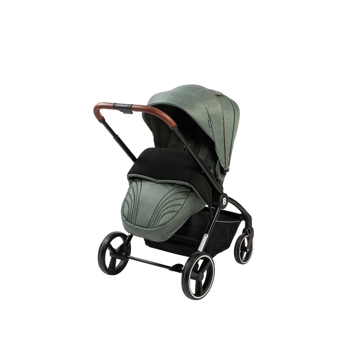 Ein Kinderwagen in Salbeigrün mit schwarzer Abdeckung und braunem Griff.