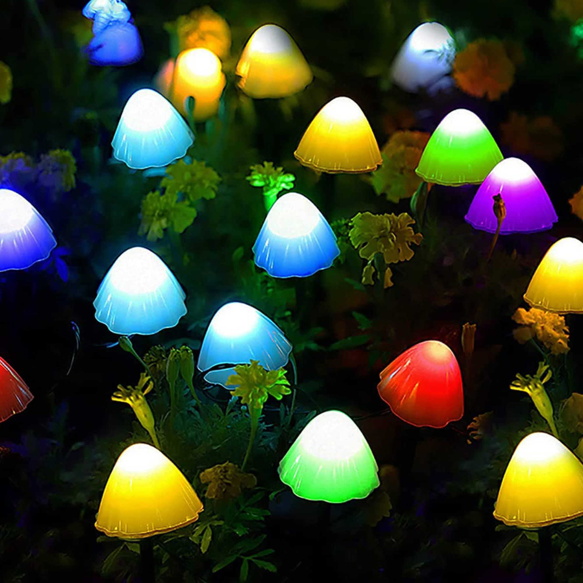 Bunte Pilzleuchten schmücken einen dunklen Garten mit Blumen.