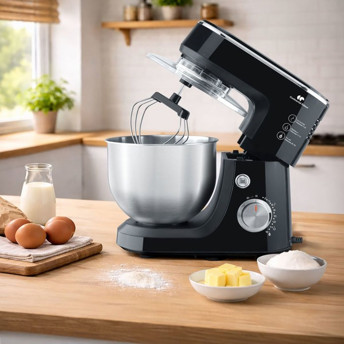 Impastatrice nera con ciotola in acciaio inox, uova, latte e ingredienti su tavolo legno.