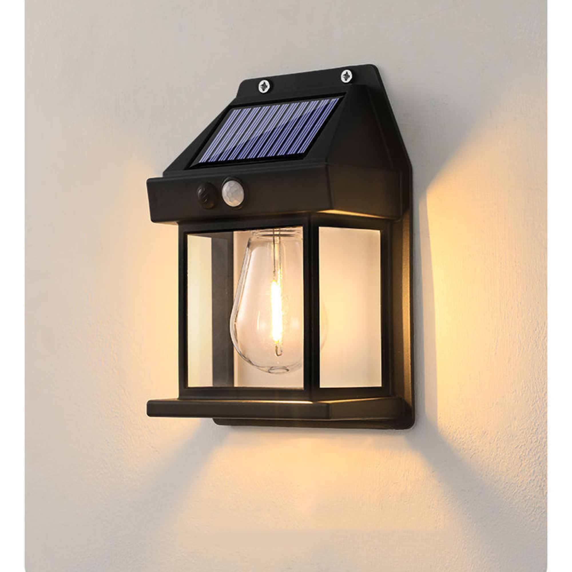 Schwarze Solar-Wandleuchte mit Glühbirne und Solarmodul an einer Wand.