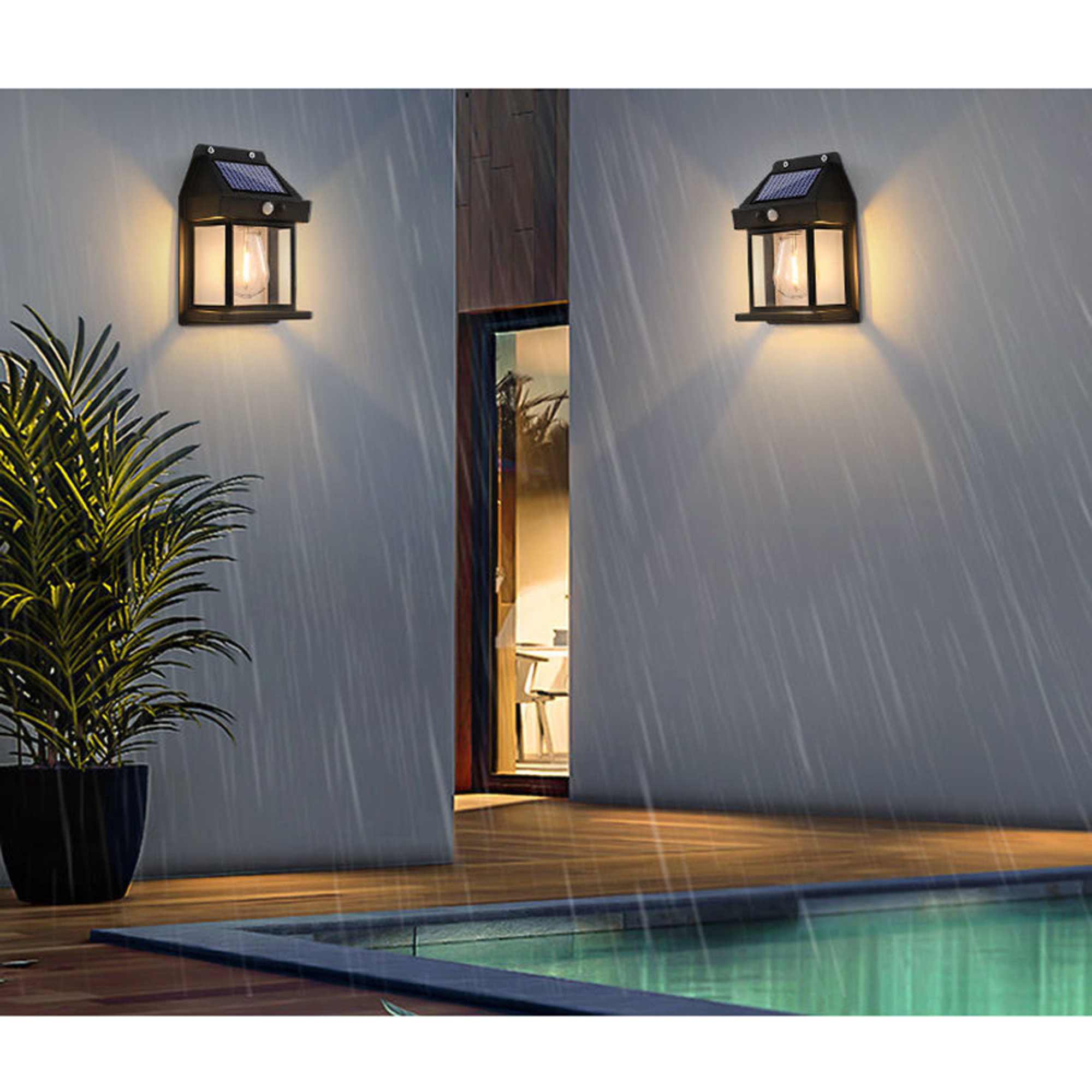 Zwei Solarwandleuchten beleuchten eine Wand über einem Pool bei Regen.