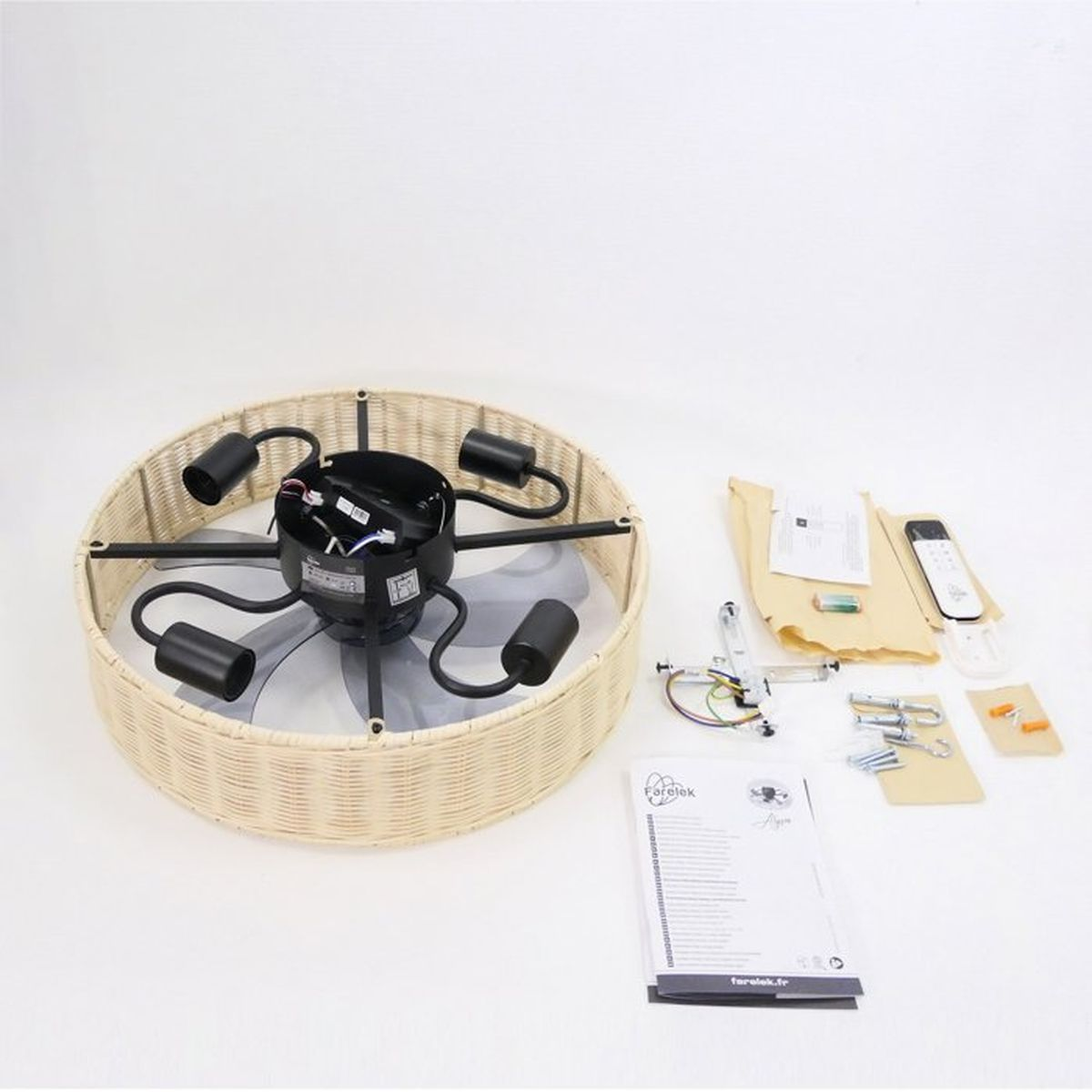 Plafondventilator-kit met geweven mandframe, zwarte motor en lamphouderhouders.