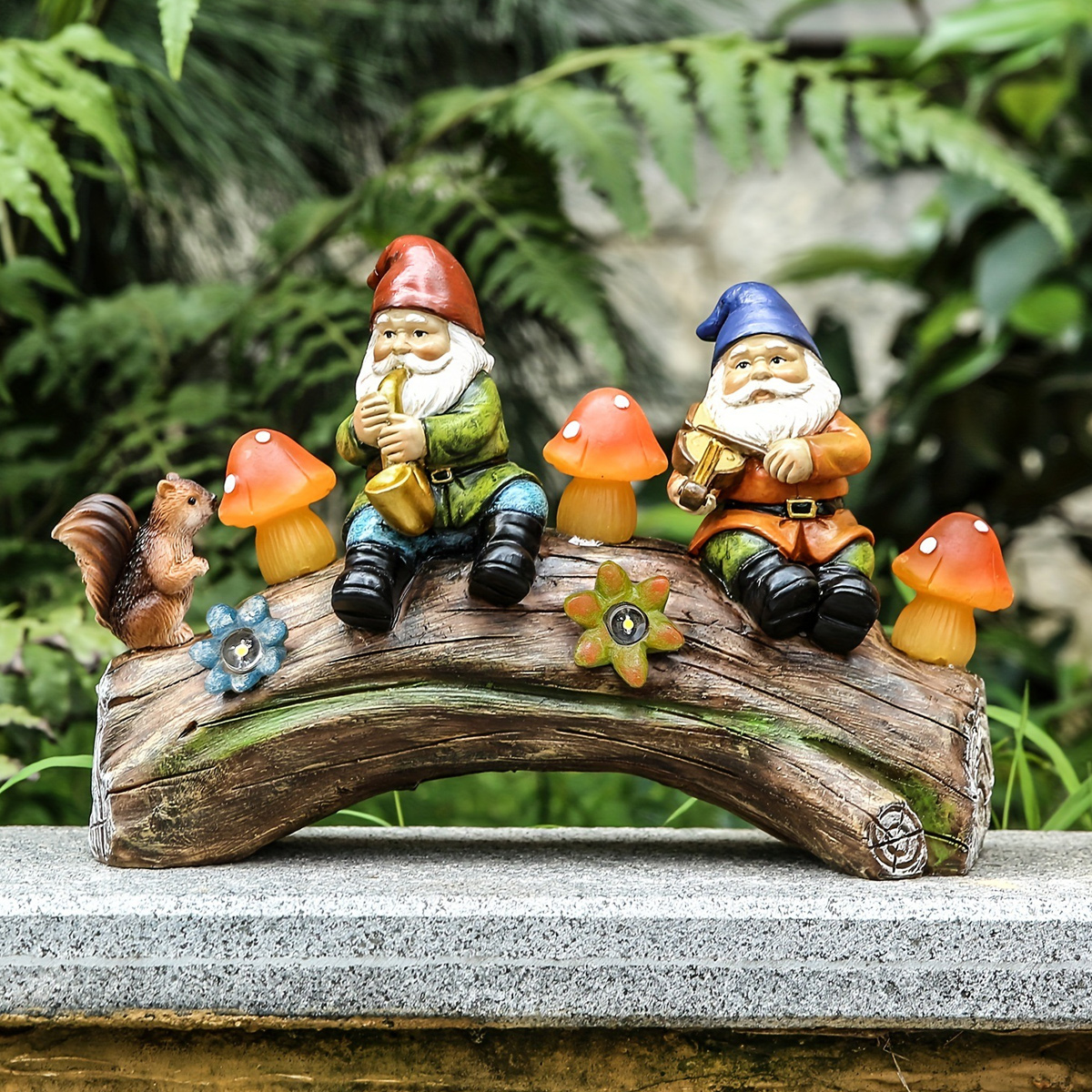 Zwei Gartenzwerge sitzen auf einem Baumstamm. Einer spielt Saxophon, der andere Violine.