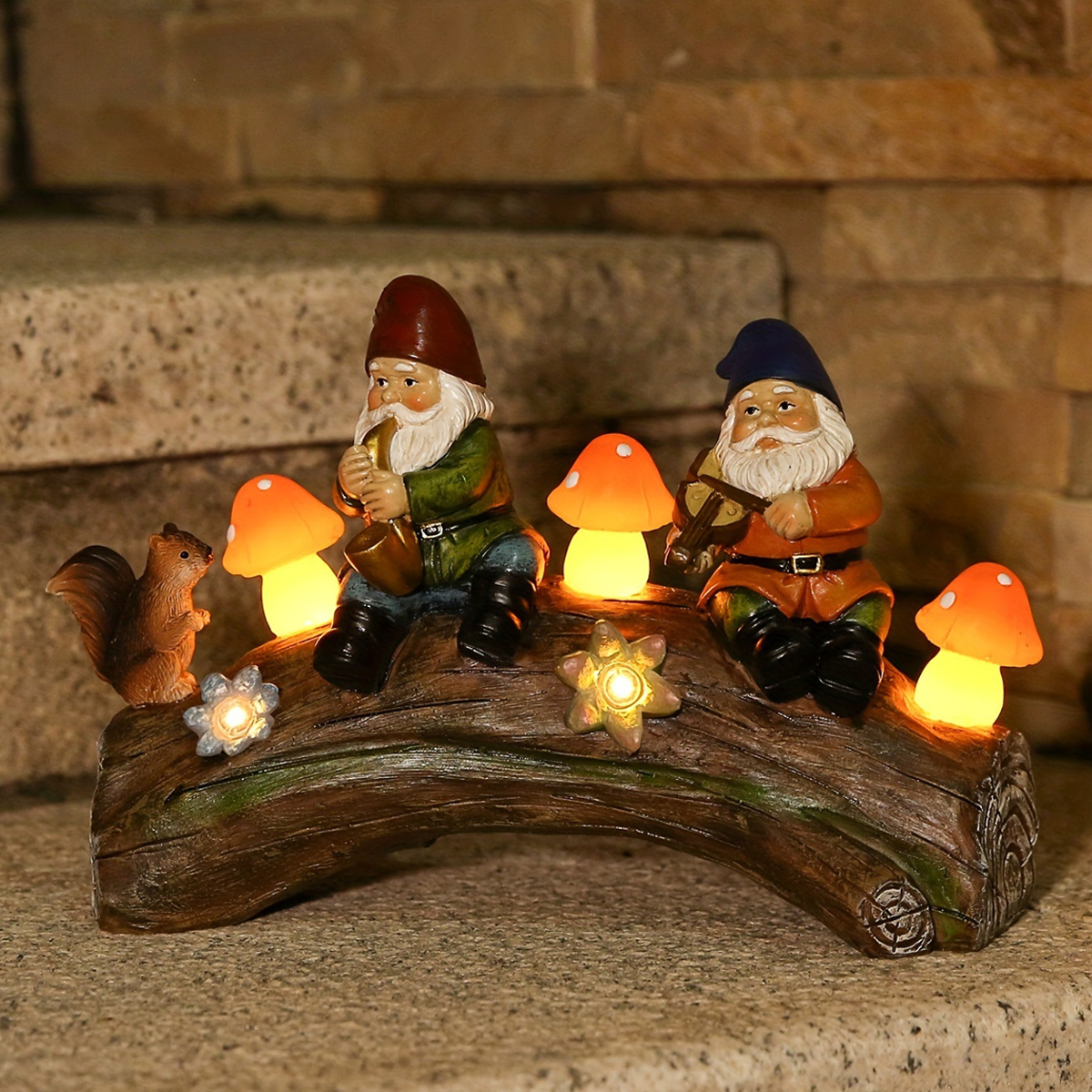 Zwei Gnome sitzen auf einem Baumstamm mit Pilzlichtern, einer spielt Saxophon, der andere Geige.