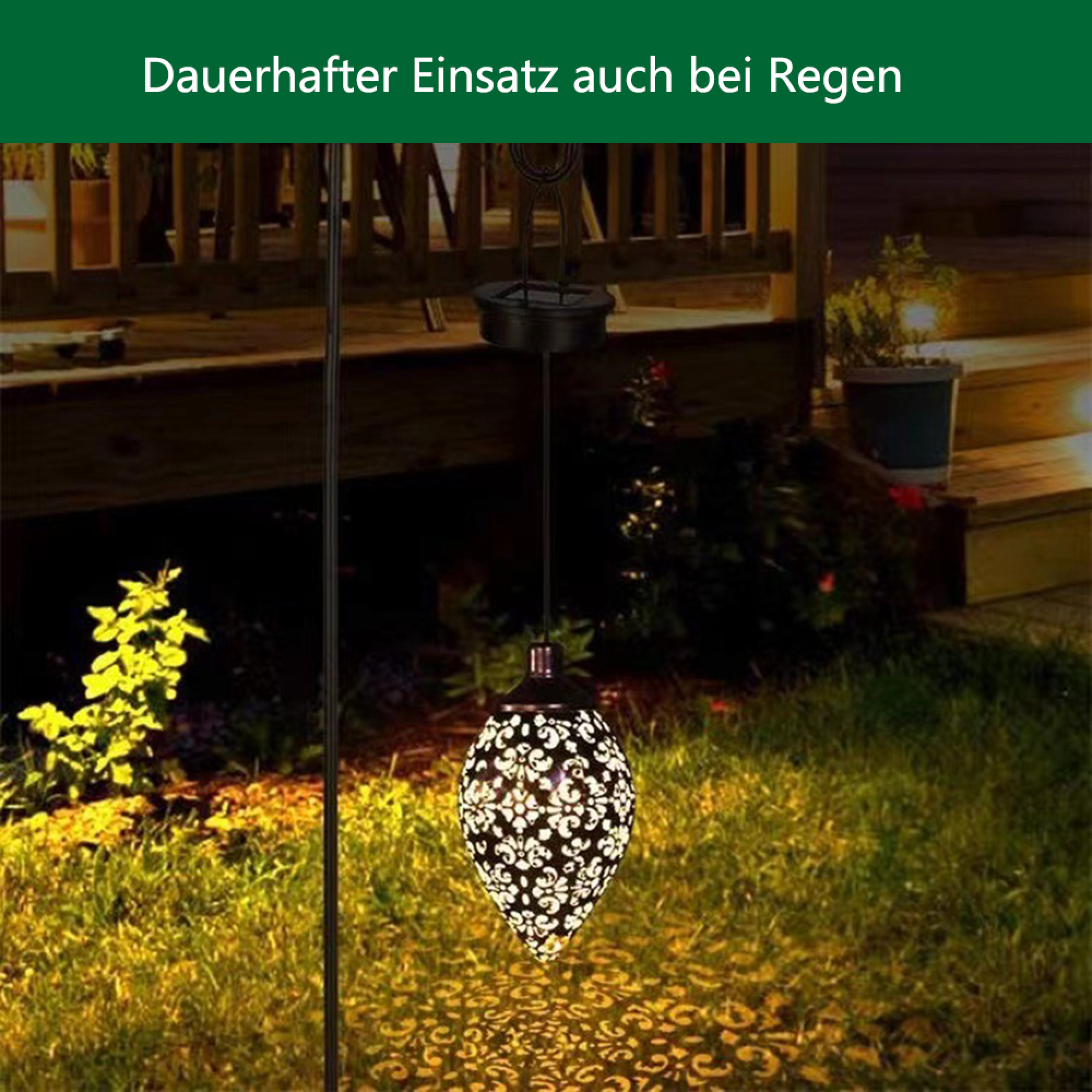 Eine Hängelampe wirft ein Muster auf den Rasen.